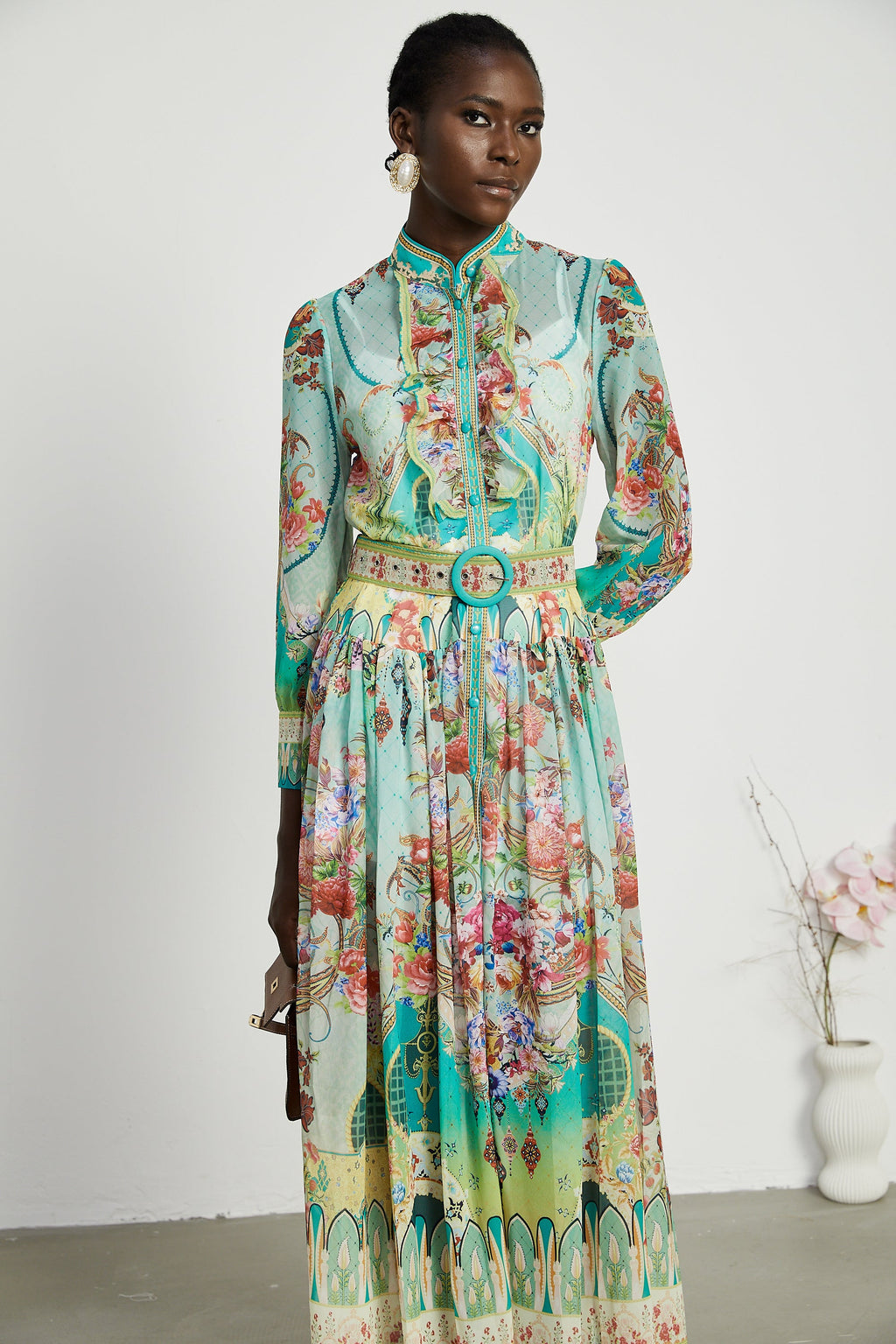 Vestido midi de Final Sale con estampado floral y dobladillo con vuelo, estilo elegante y femenino.