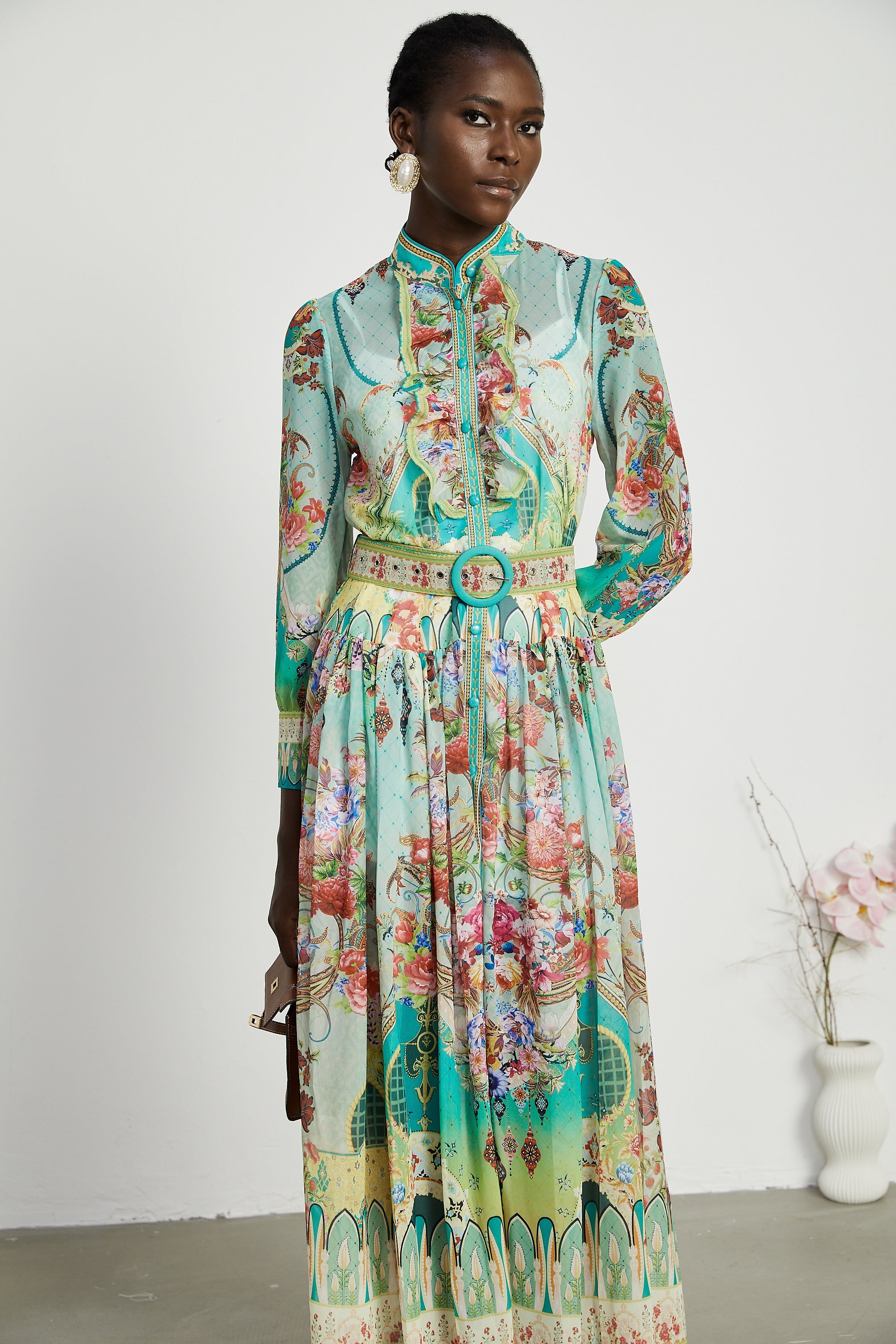 Vestido midi de Final Sale con estampado floral y dobladillo con vuelo, estilo elegante y femenino.