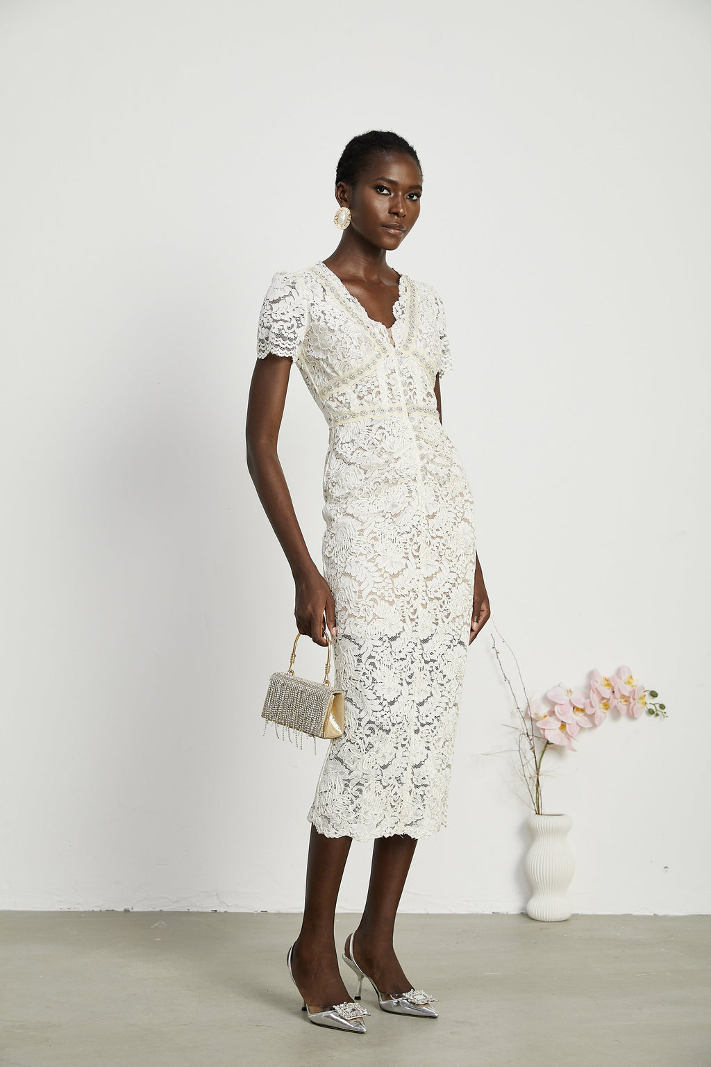 Vestido midi de encaje con adornos Kalena, elegante y femenino, en color claro con detalles brillantes.