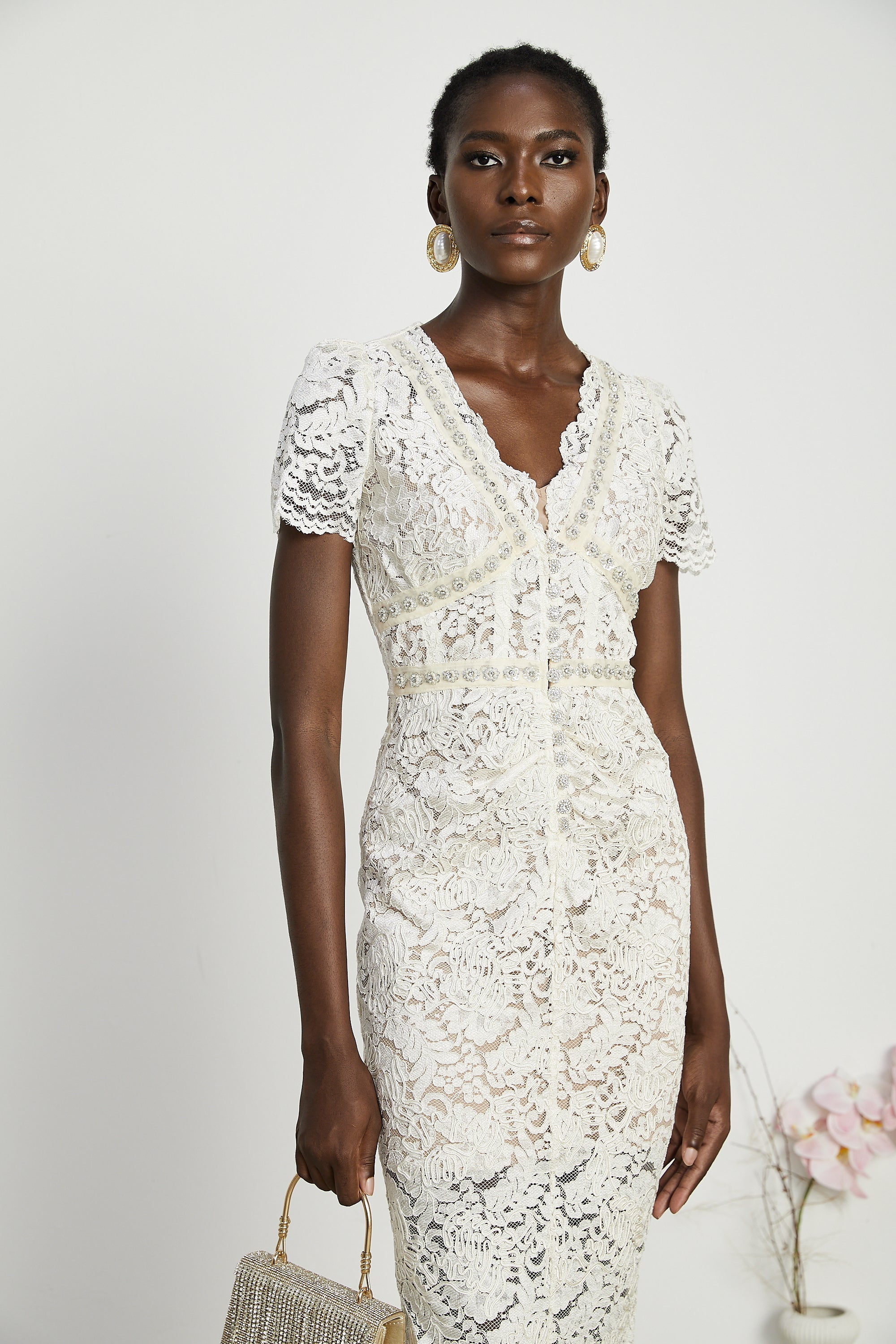 Vestido midi de encaje con adornos Kalena, con diseño elegante y detalles ornamentales en la parte superior y falda.