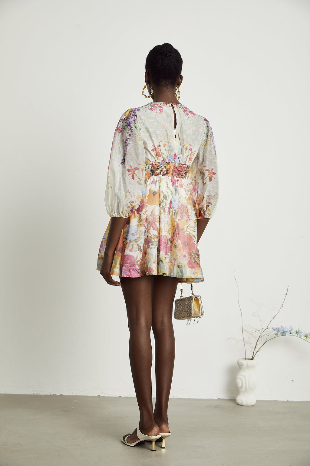 Vestido mini de flores Axelle de la marca Final Sale, con estampado floral y diseño ajustado en la parte superior.