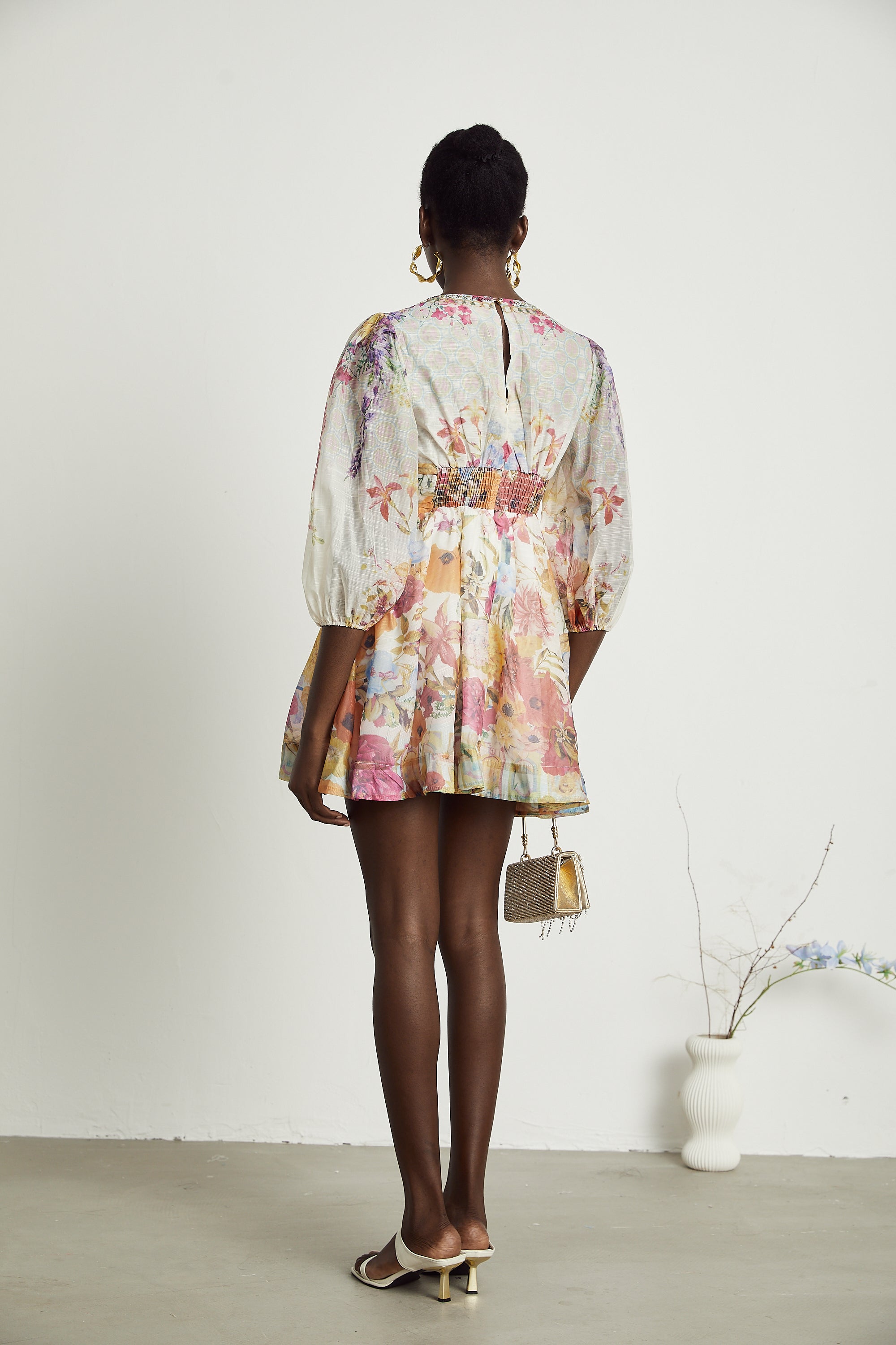 Vestido mini de flores Axelle de la marca Final Sale, con estampado floral y diseño ajustado en la parte superior.