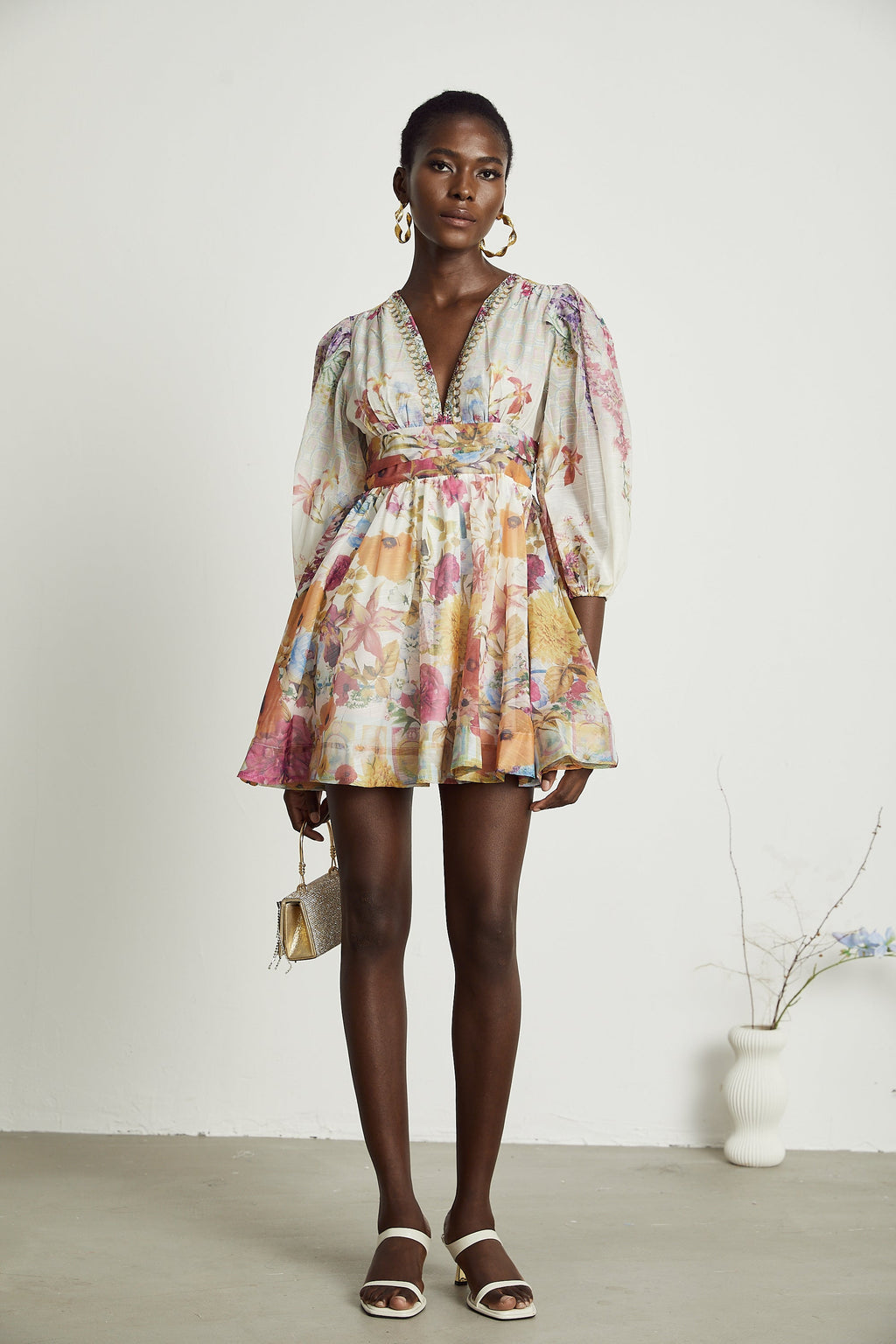 Vestido mini de flores Axelle de Final Sale con estampado floral, mangas cortas y cintura ajustada, vistoso y elegante.