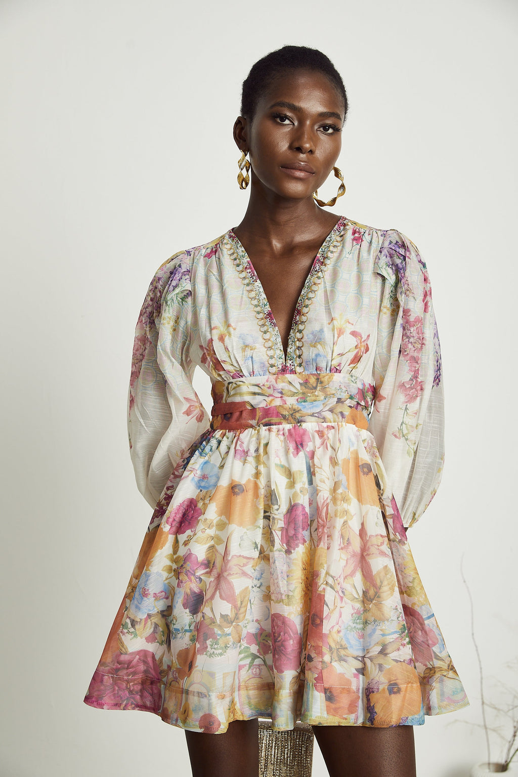 Vestido mini de flores Axelle de la marca Final Sale, con estampado floral y diseño ajustado en colores vibrantes.