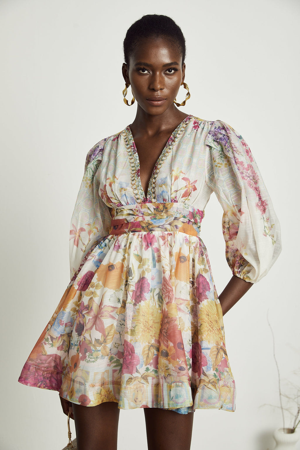 Vestido mini con estampado floral de Axelle, de color vibrante y diseño femenino, ideal para verano y ocasiones casuales.