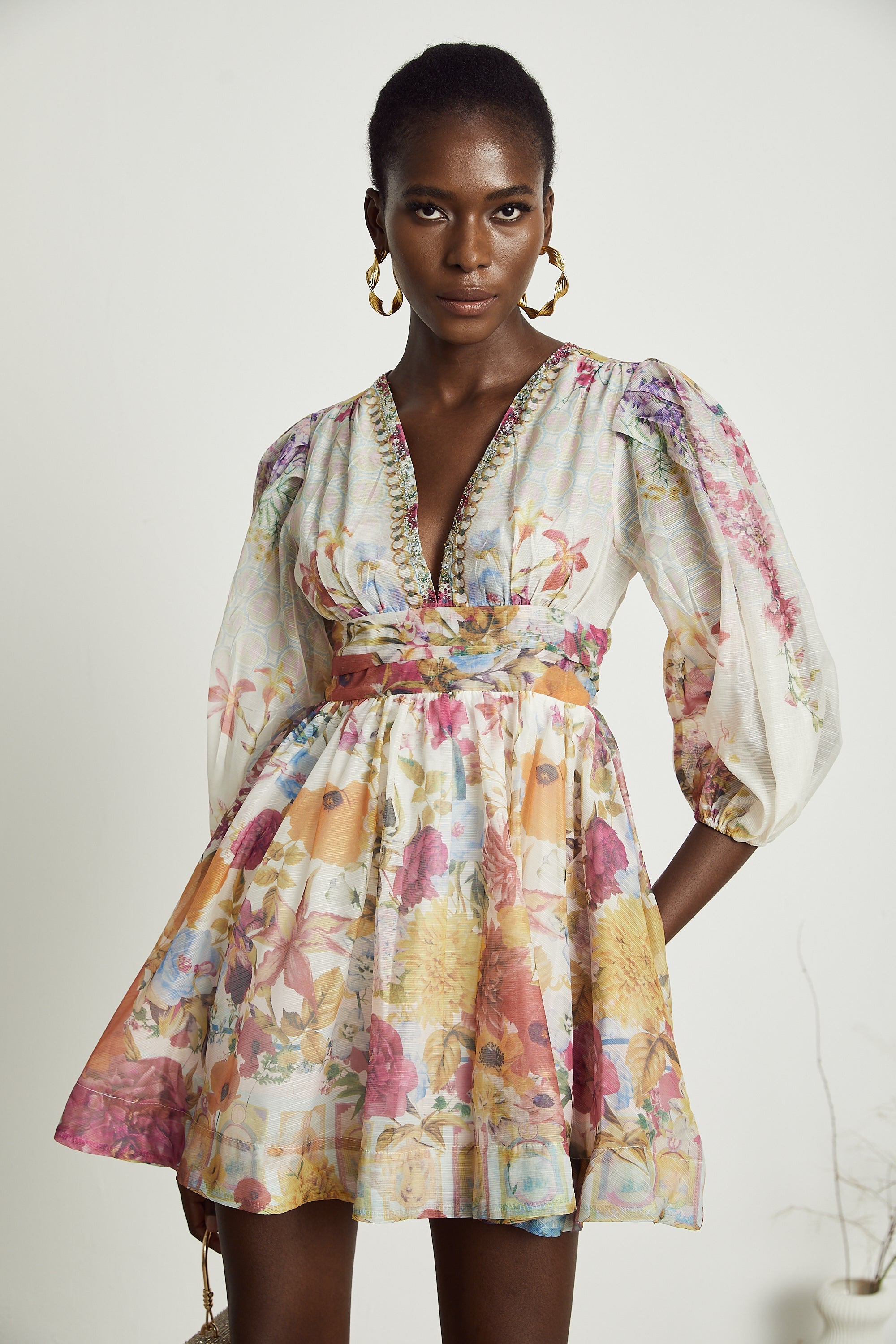 Vestido mini con estampado floral de Axelle, de color vibrante y diseño femenino, ideal para verano y ocasiones casuales.