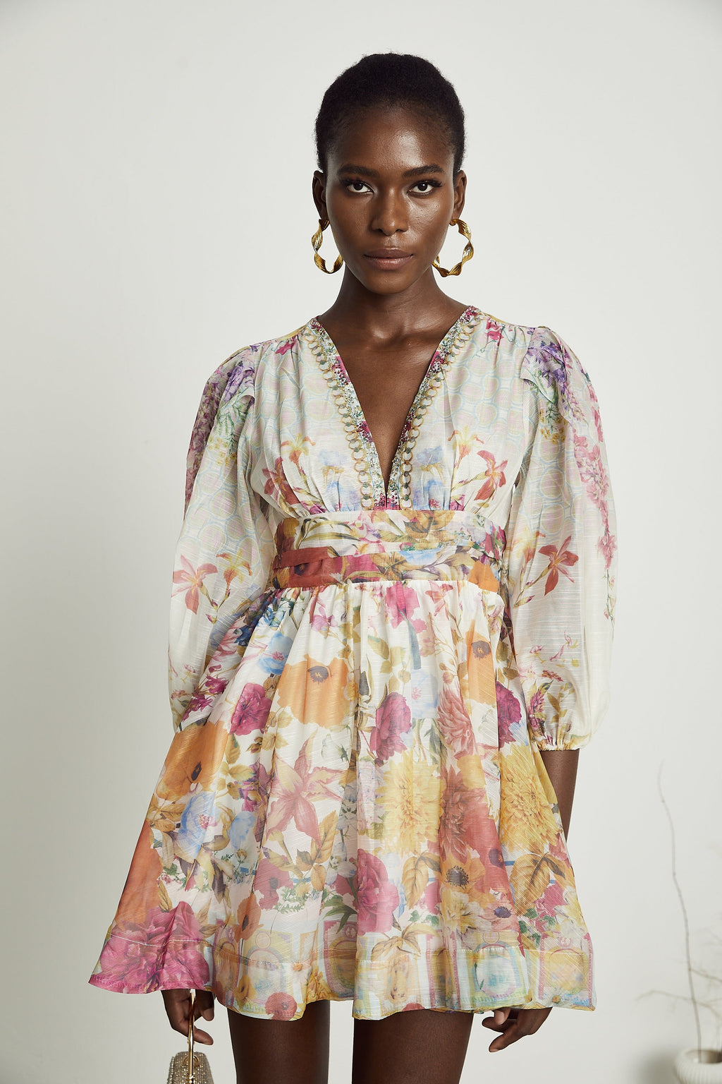 Vestido mini con estampado floral de la marca Final Sale, con diseño elegante y colores vibrantes, en un fondo neutro.