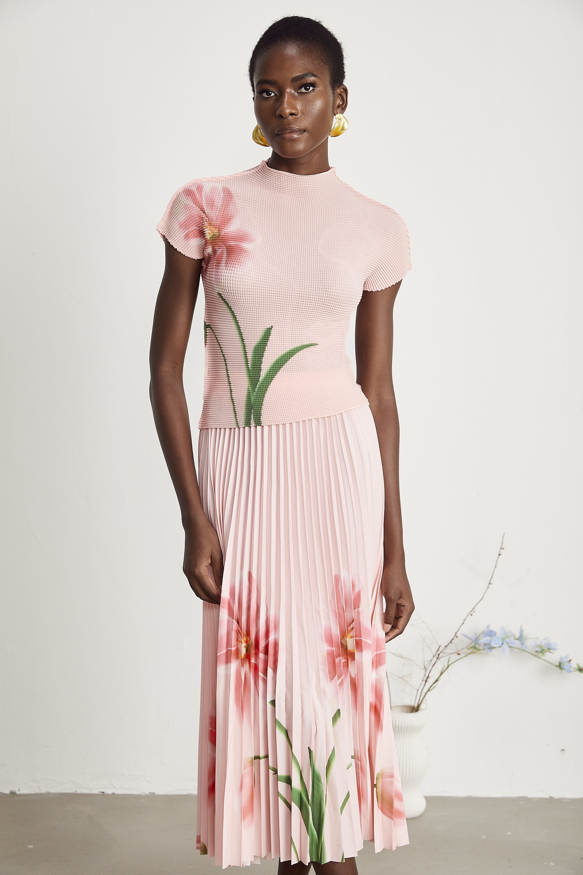 Conjunto de dos piezas con top y falda de estampado floral ajustado, de la marca Final Sale, en tonos vibrantes.