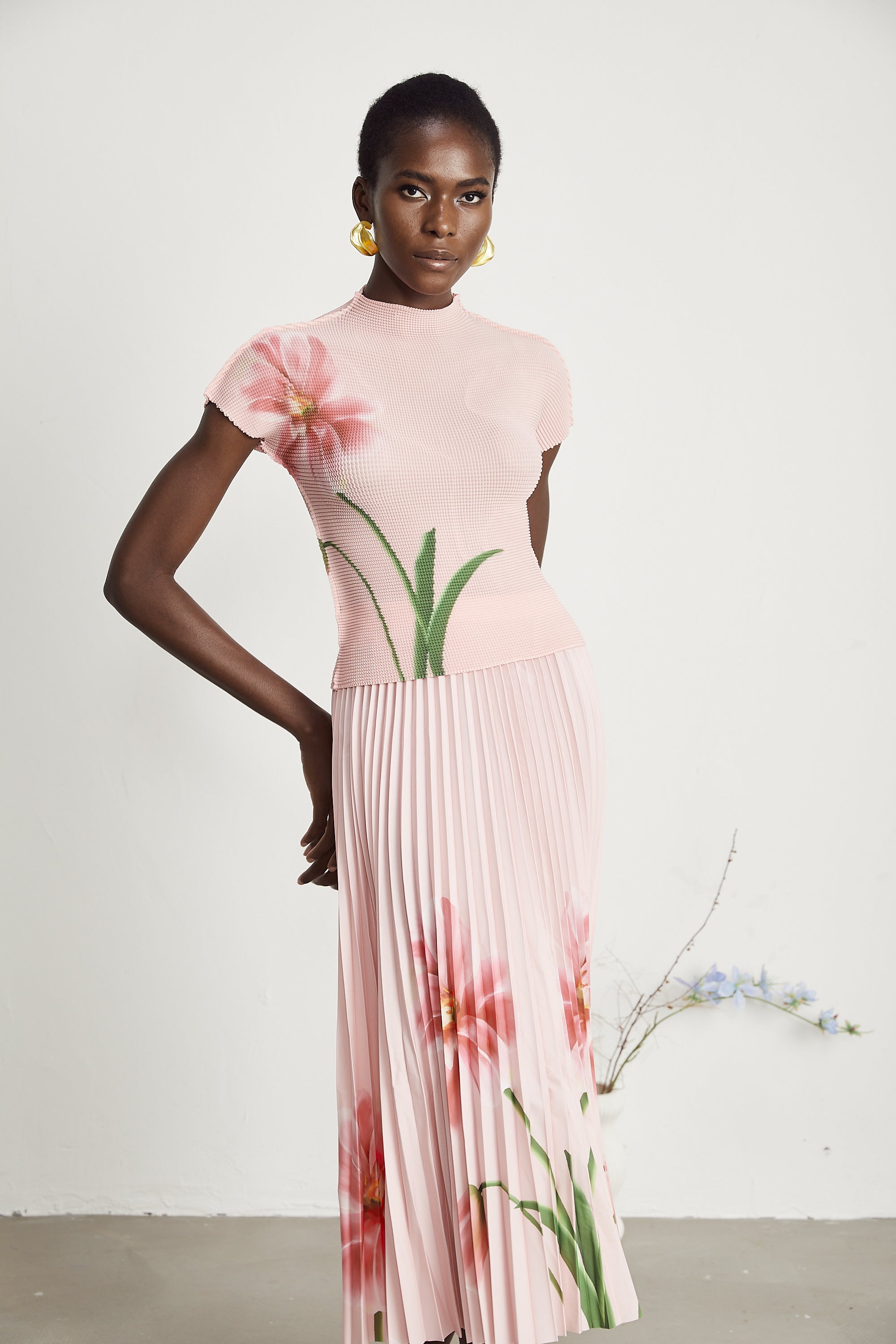 Conjunto de top y falda de estampado floral ajustado de la marca Final Sale, modelo de 2024, en la imagen.
