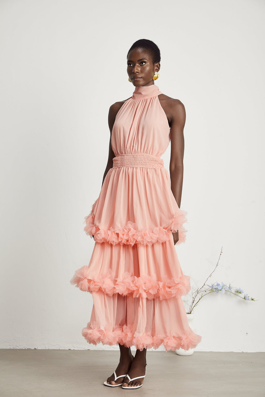 Vestido midi de MRMelbourne en rosa con 3D-pétalos en capas, diseño elegante y femenino para ocasiones especiales.