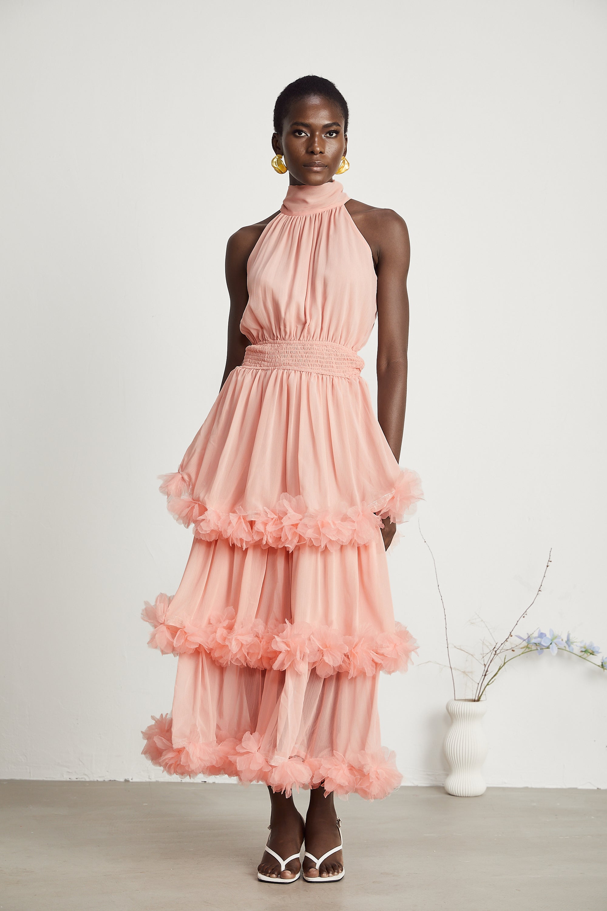 Vestido midi en rosa con pétalos 3D en capas, de la marca MRMelbourne, con diseño elegante y detallado.