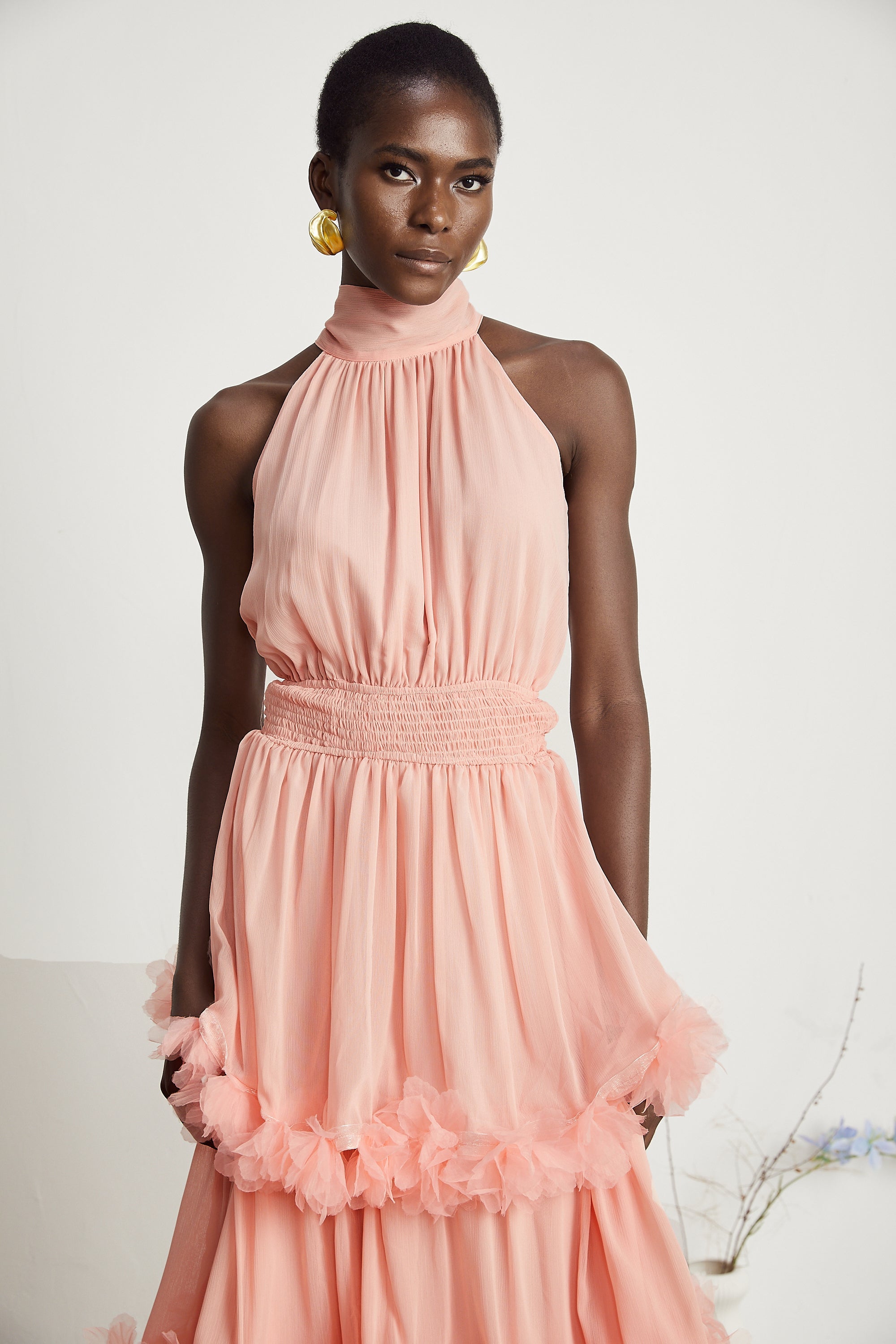 Vestido midi en tonos rosa con pétalos 3D en capas de MRMelbourne, estilo elegante y femenino en la imagen.