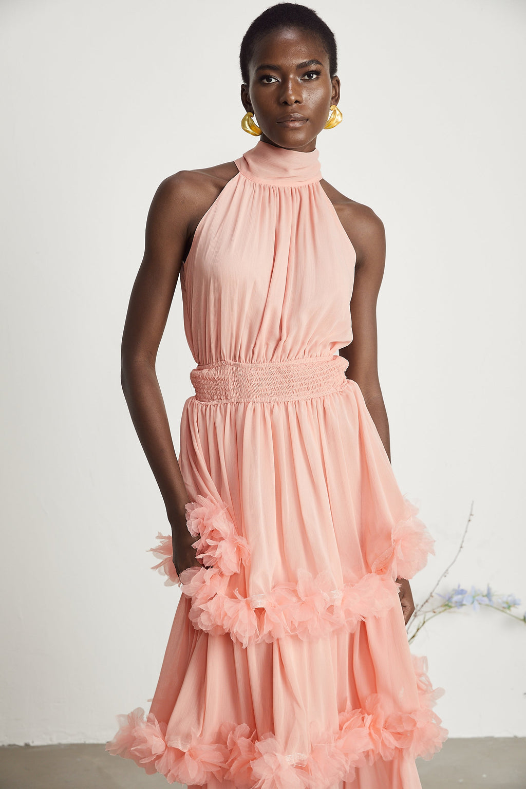 Vestido midi en tonos rosa con pétalos 3D en capas, de la marca MRMelbourne, con diseño elegante y detalles florales.