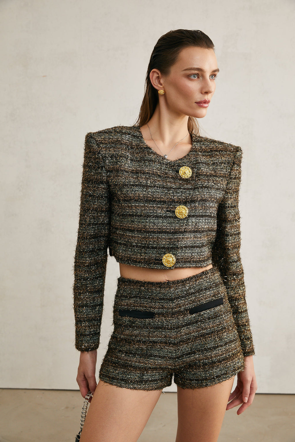 Shorts Éloïse de tweed con hilos metálicos, estilo elegante y moderno, en tonos plateados y gris, para un look sofisticado