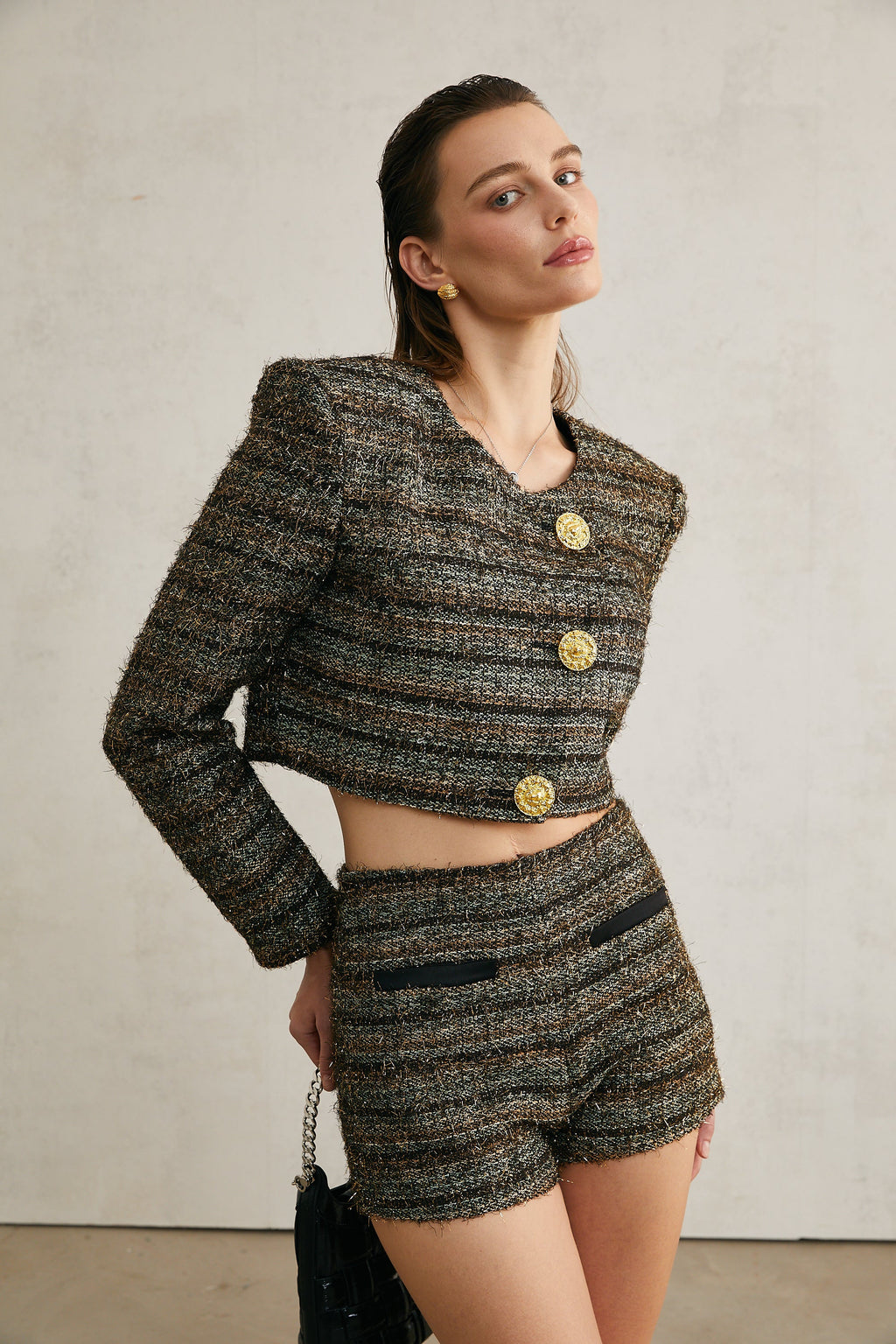 Pantalones cortos Éloïse de tweed con hilos metálicos en color gris y plata, diseño elegante y moderno.