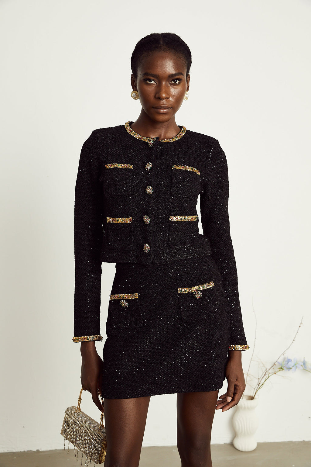Conjunto de chaqueta y falda de tweed negro con lentejuelas de la marca Final Sale, con detalles elegantes y brillo.