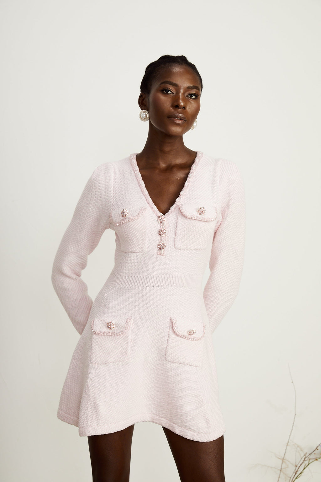 Vestido mini rosa con cuello en V de punto, de la marca Final Sale, mostrando el diseño ajustado y detalles de tejido.