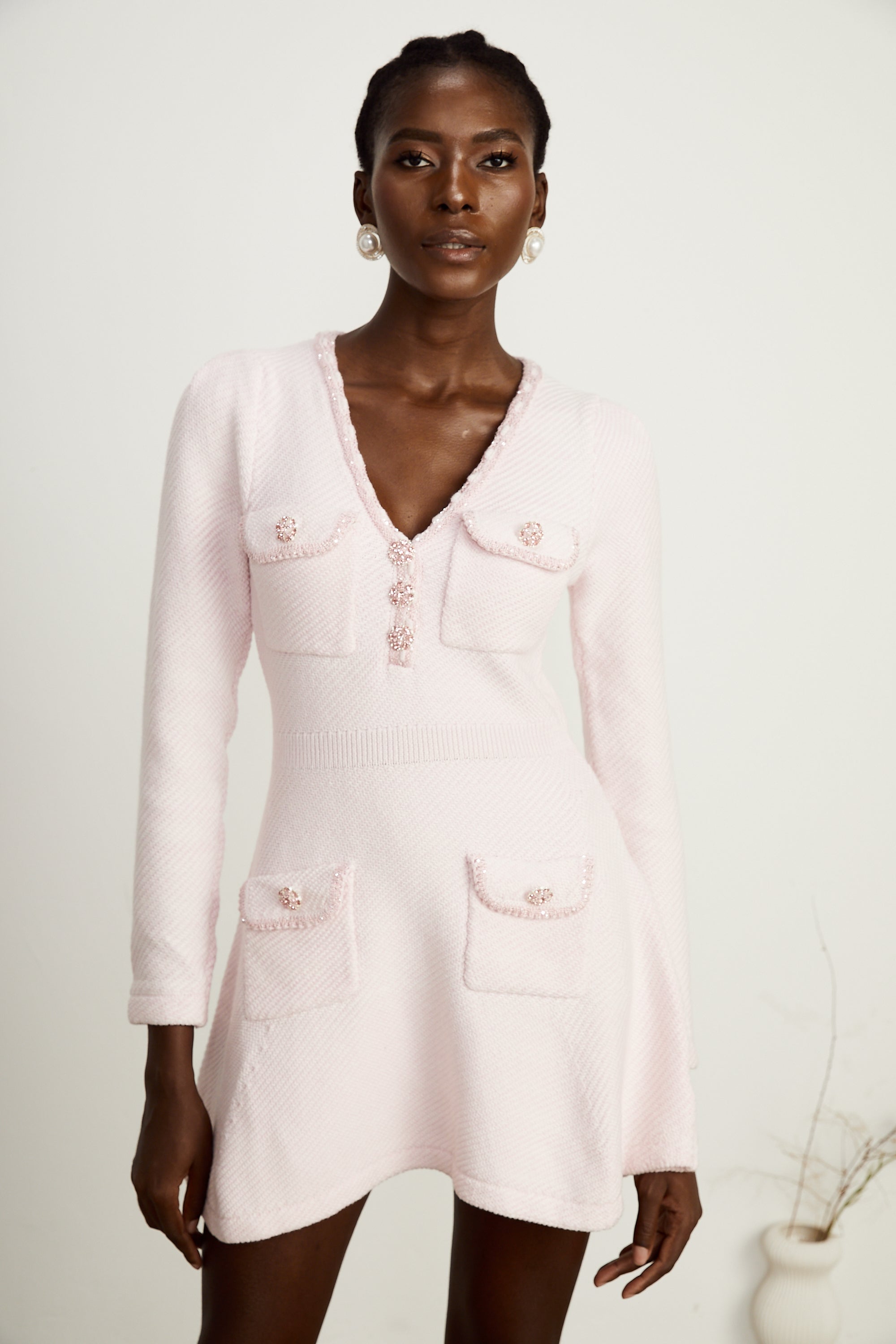 Vestido mini de punto rosa con escote en V de la marca Final Sale, diseñado para un estilo elegante y cómodo.