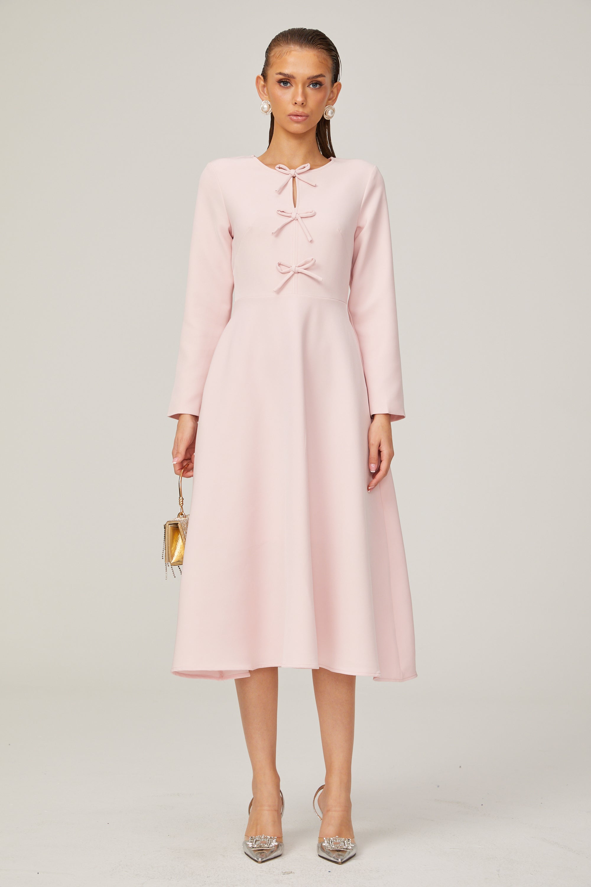 Vestido midi rosa con lazo en el escote y cuello dividido, de la marca Final Sale, diseñado para un estilo elegante y femenino.