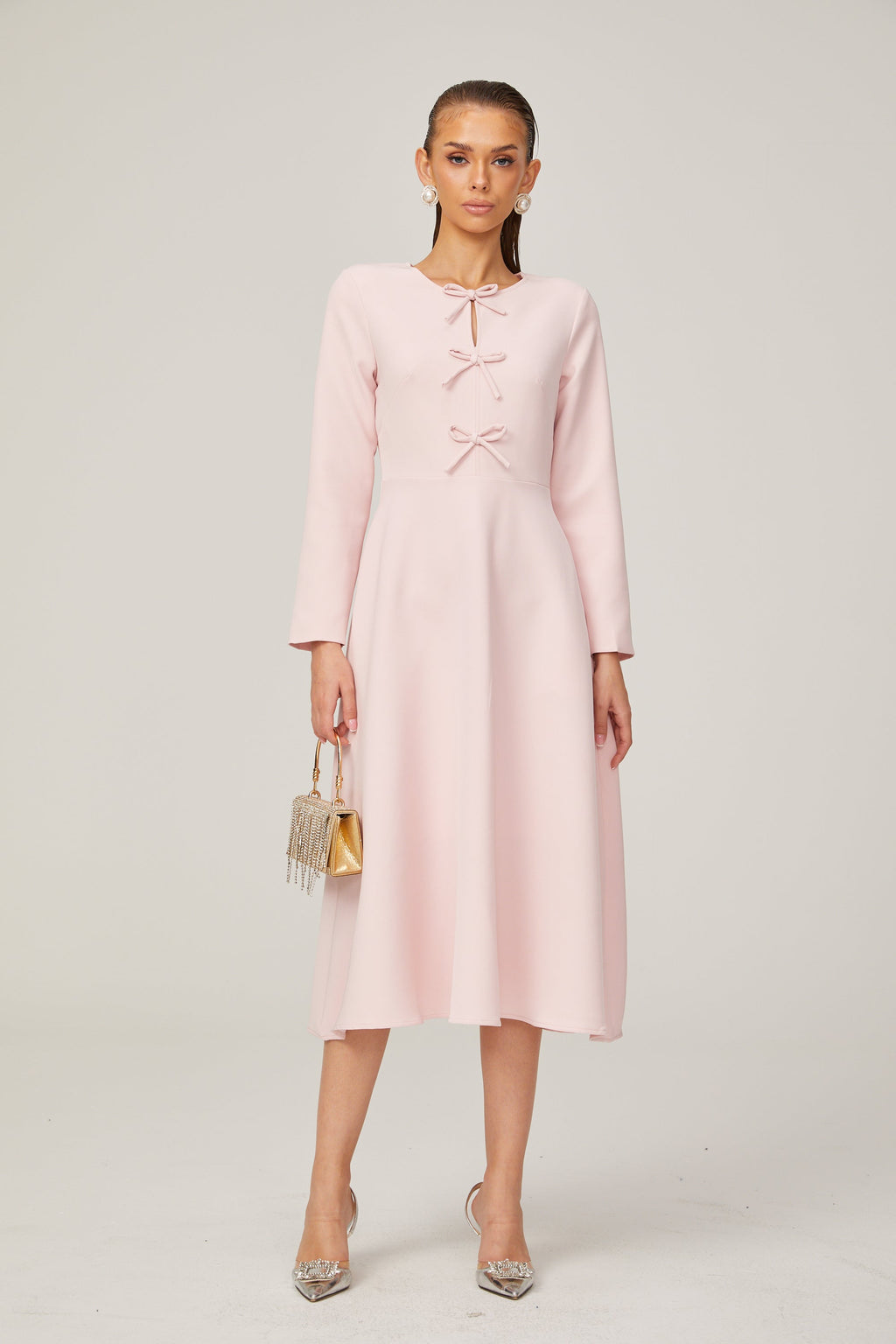 Vestido midi rosa con lazo en el cuello y diseño dividido, de la marca Final Sale, mostrado en la imagen.