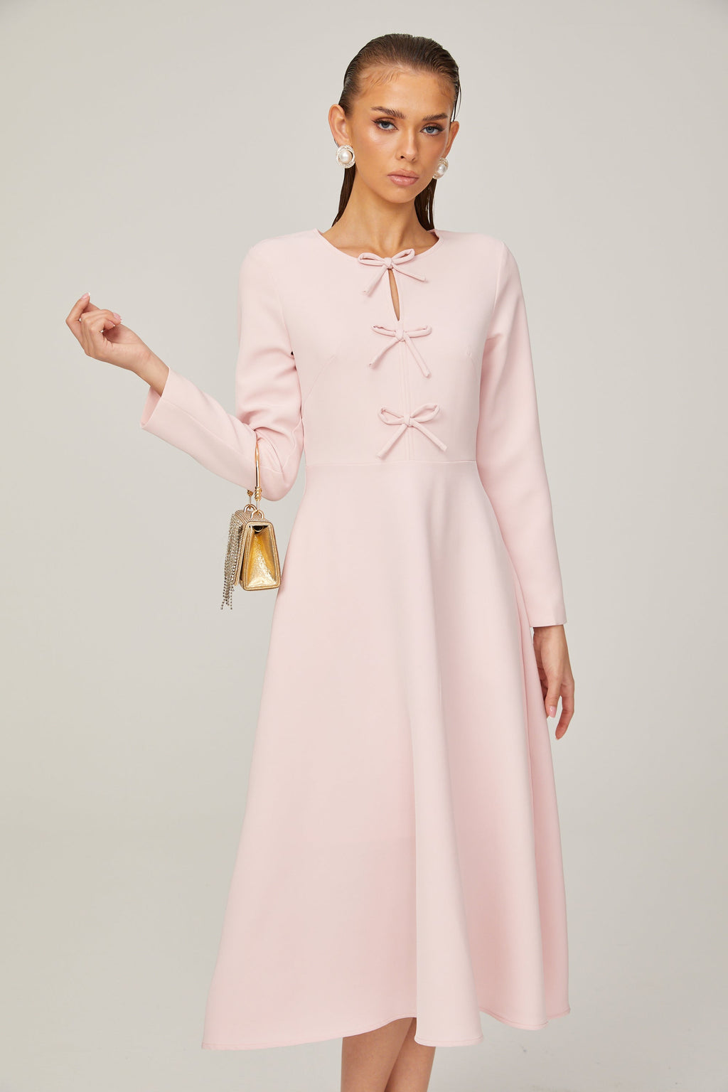 Vestido midi rosa con lazo y escote en forma de V de la marca Final Sale, con detalle de cuello dividido y diseño elegante.