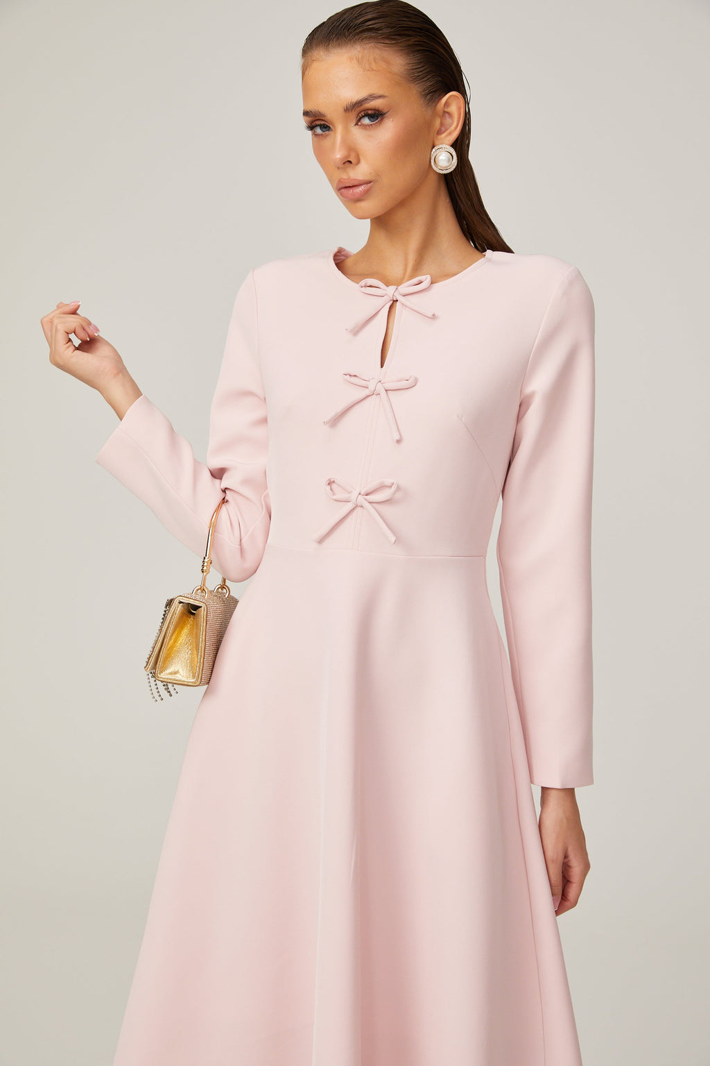 Vestido midi rosa con lazo en el pecho y cuello dividido, de la marca Final Sale, en un fondo neutro.