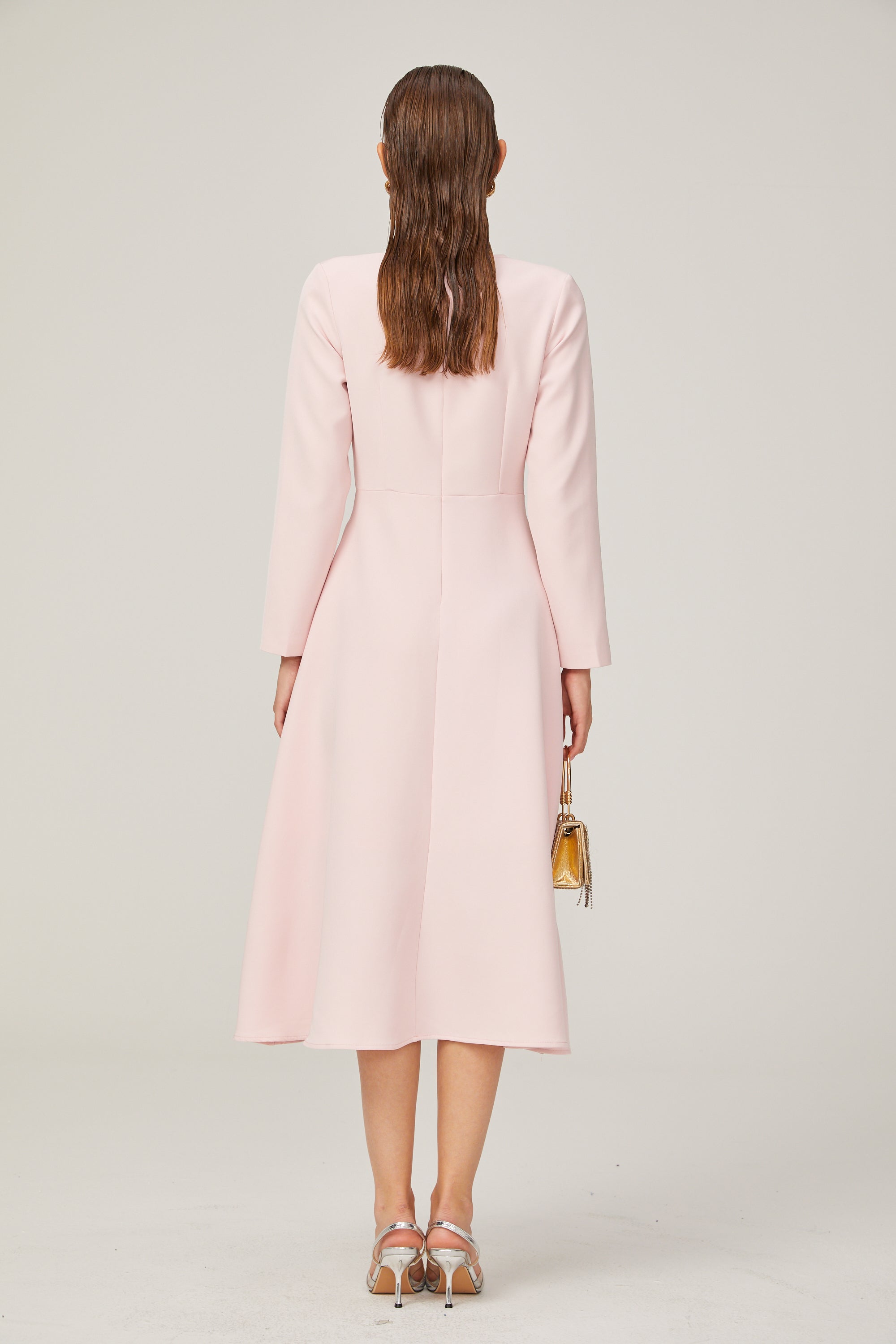Vestido midi rosa de la marca Final Sale con lazo en el cuello y diseño dividido, estilo elegante y moderno para ocasiones especiales.