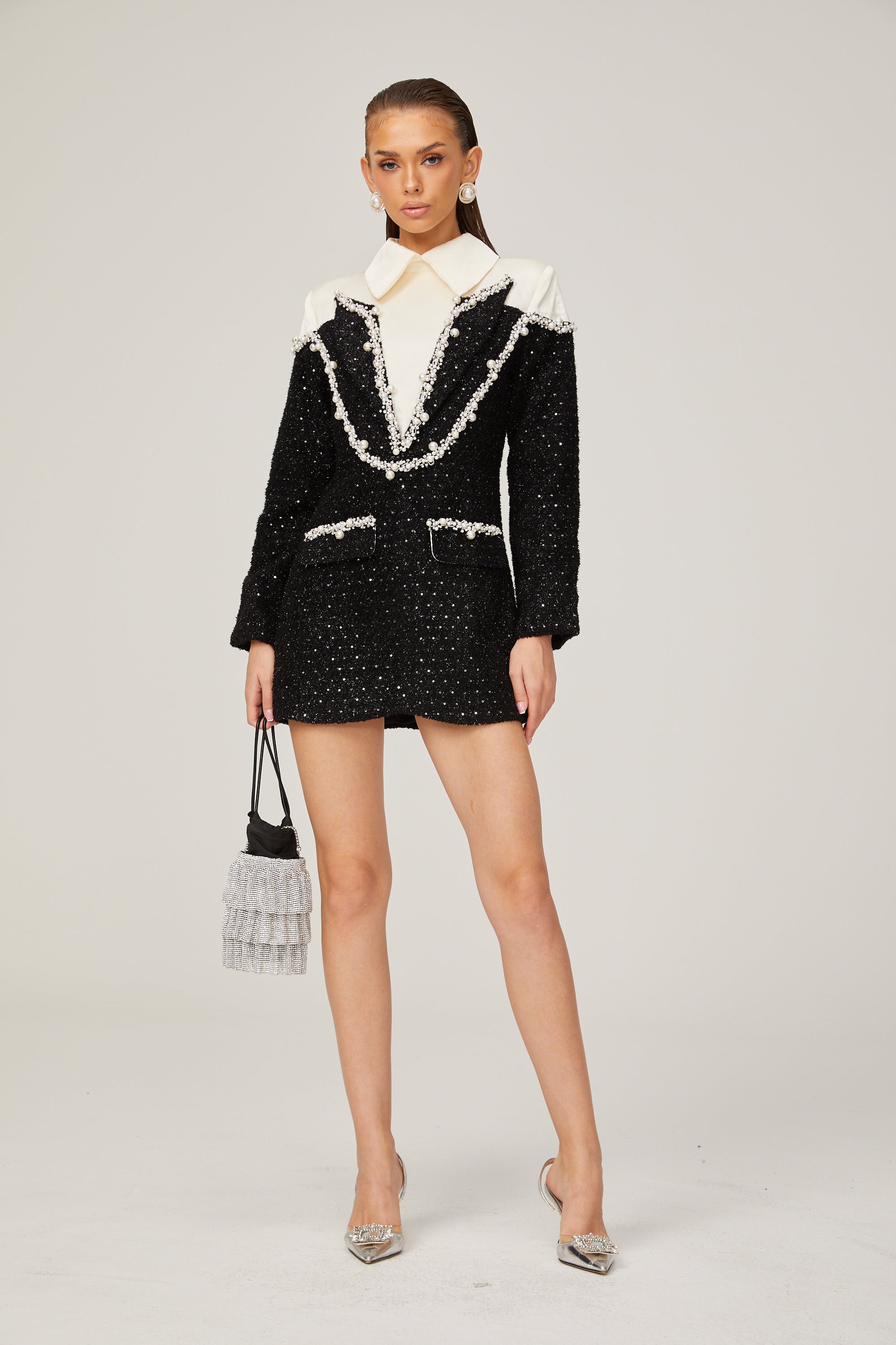 Vestido mini de tweed con perlas falsas Éléonore de Final Sale, diseño elegante y moderno en tonos neutros.