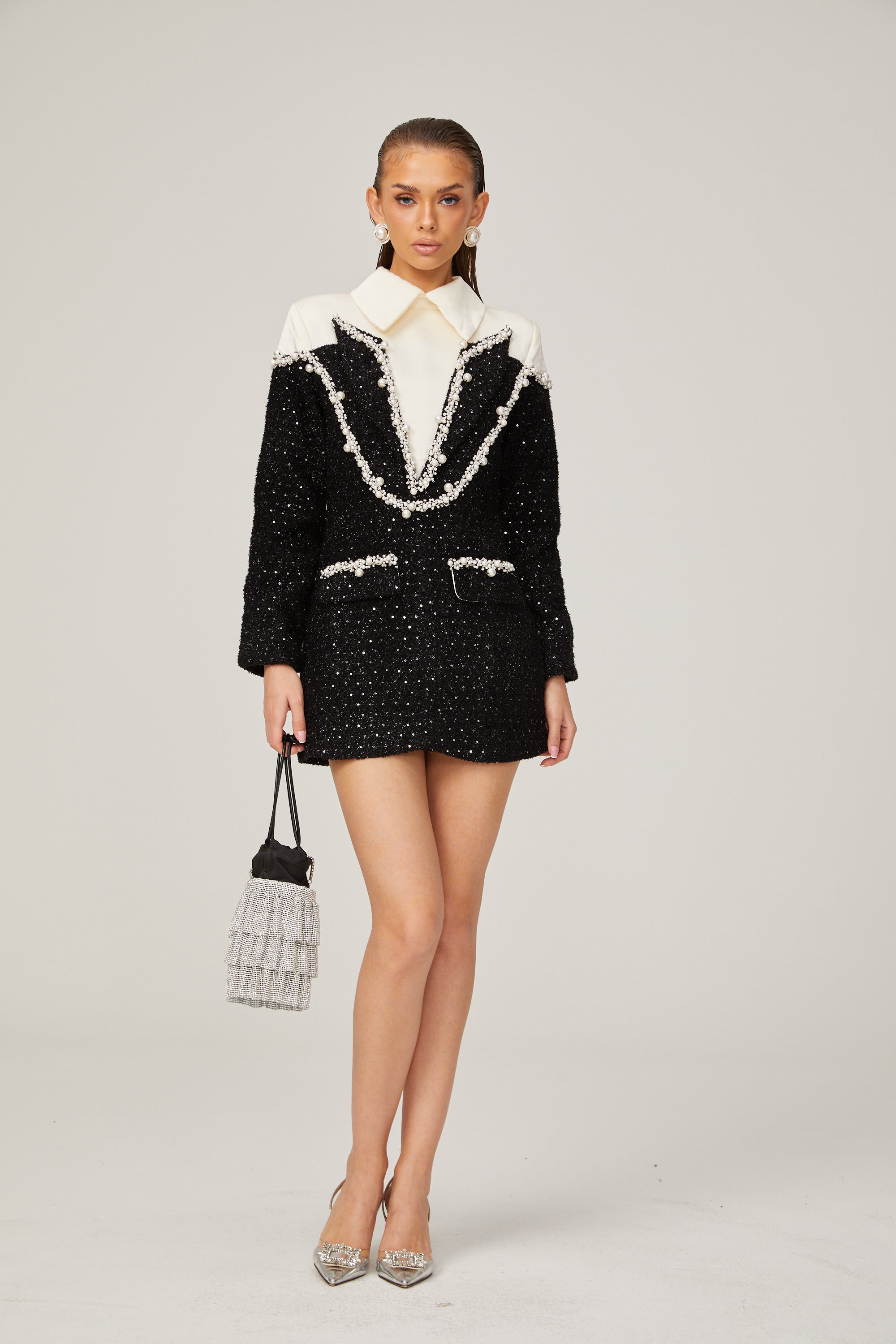 Vestido mini de tweed con perlas falsas Éléonore de Final Sale, estilo elegante y moderno en tono clásico.