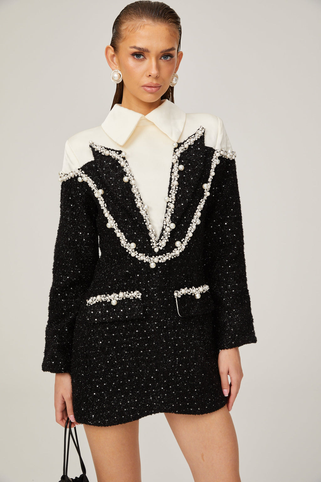 Vestido mini de tweed con perlas falsas Éléonore de Final Sale, diseño elegante y moderno en tonos neutros.