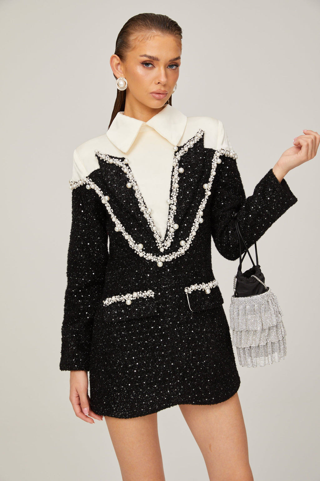 Vestido mini de tweed con perlas falsas Éléonore de Final Sale, diseño elegante en tonos neutros, ajustado y con detalles de perlas.