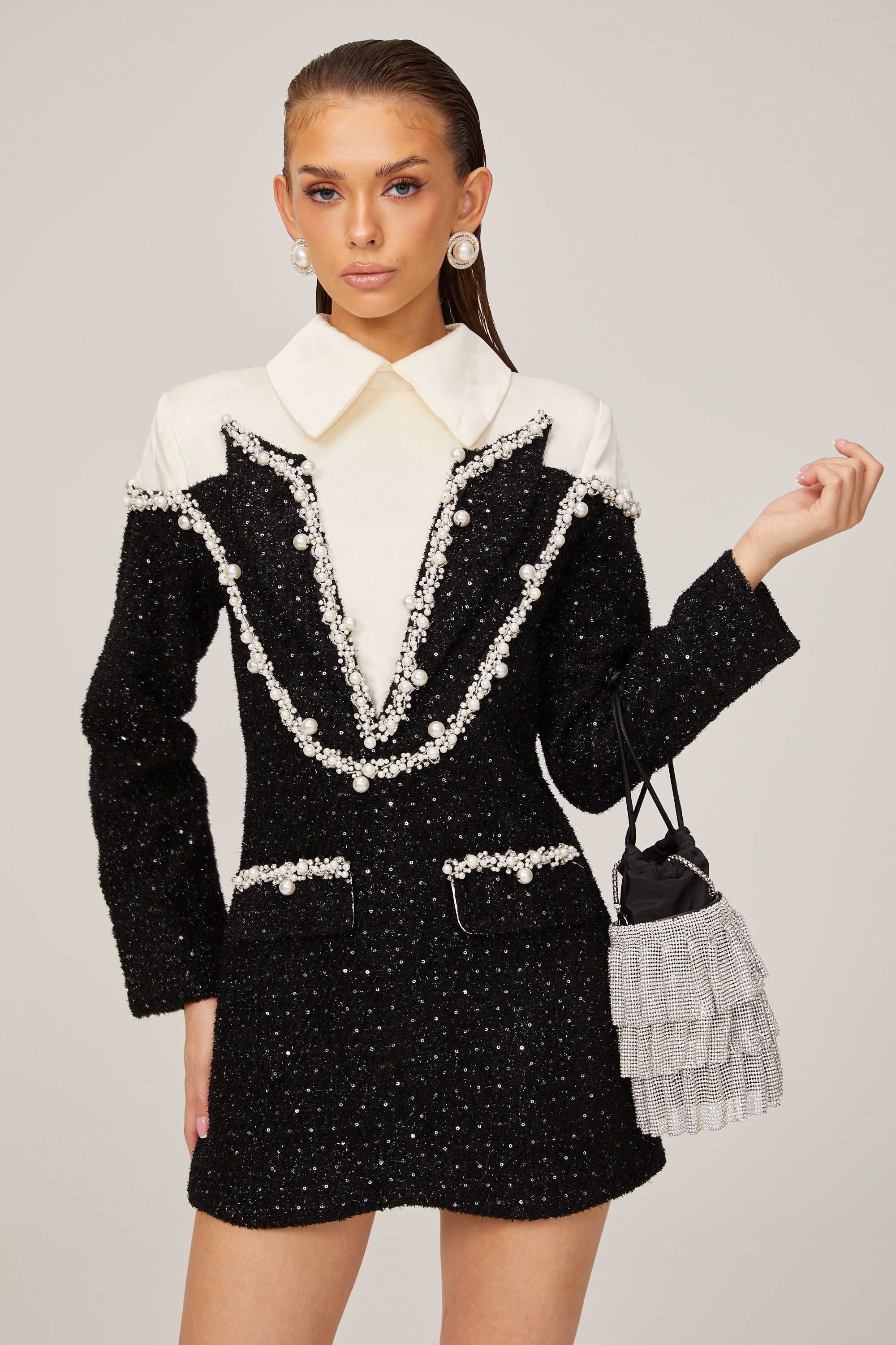 Vestido mini de tweed con perlas falsas Éléonore de Final Sale, diseño elegante y texturizado en tonos neutros.
