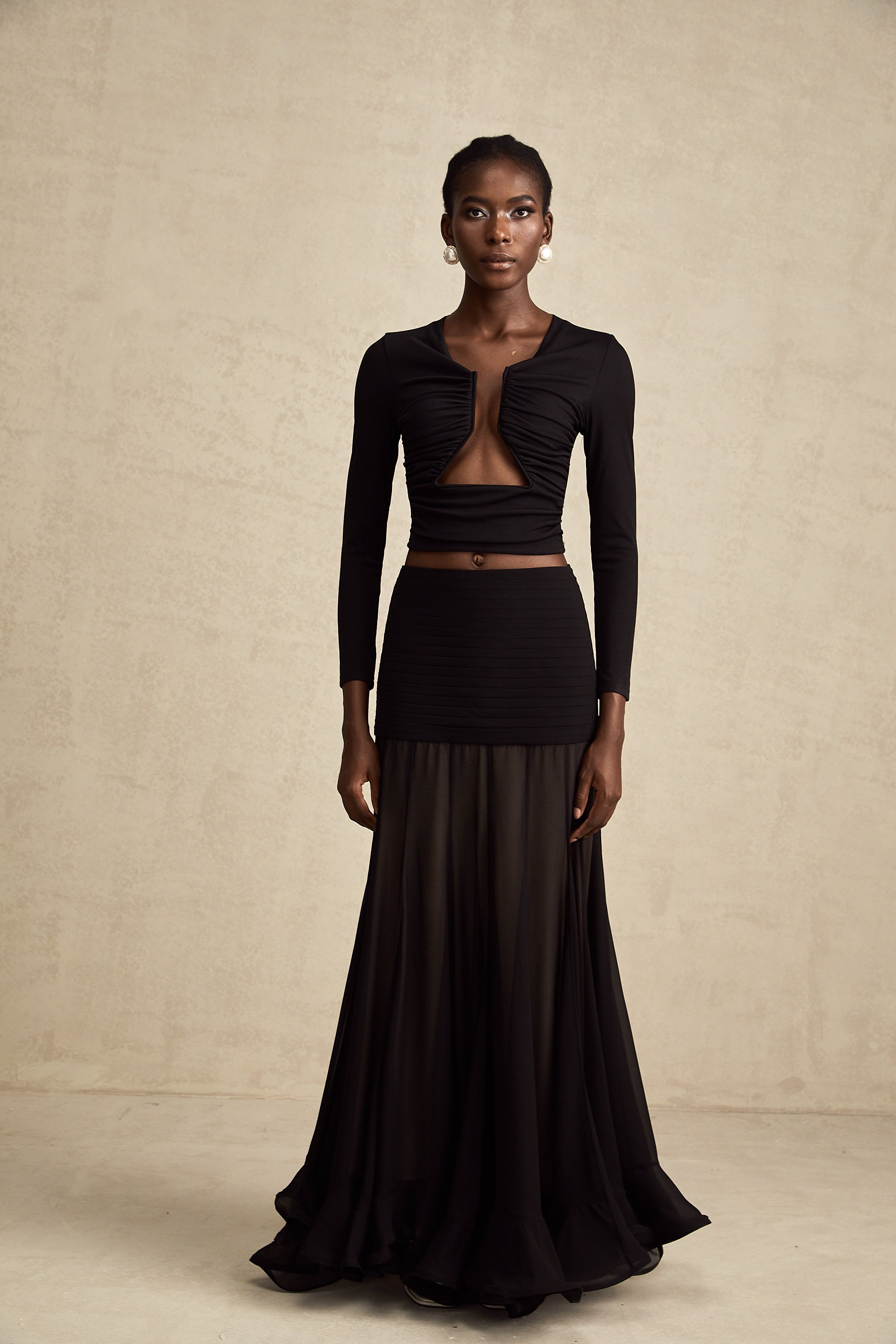 Blusa negra Anaïs de apertura frontal y fruncido, estilo elegante y moderno, vista frontal sobre fondo neutro.