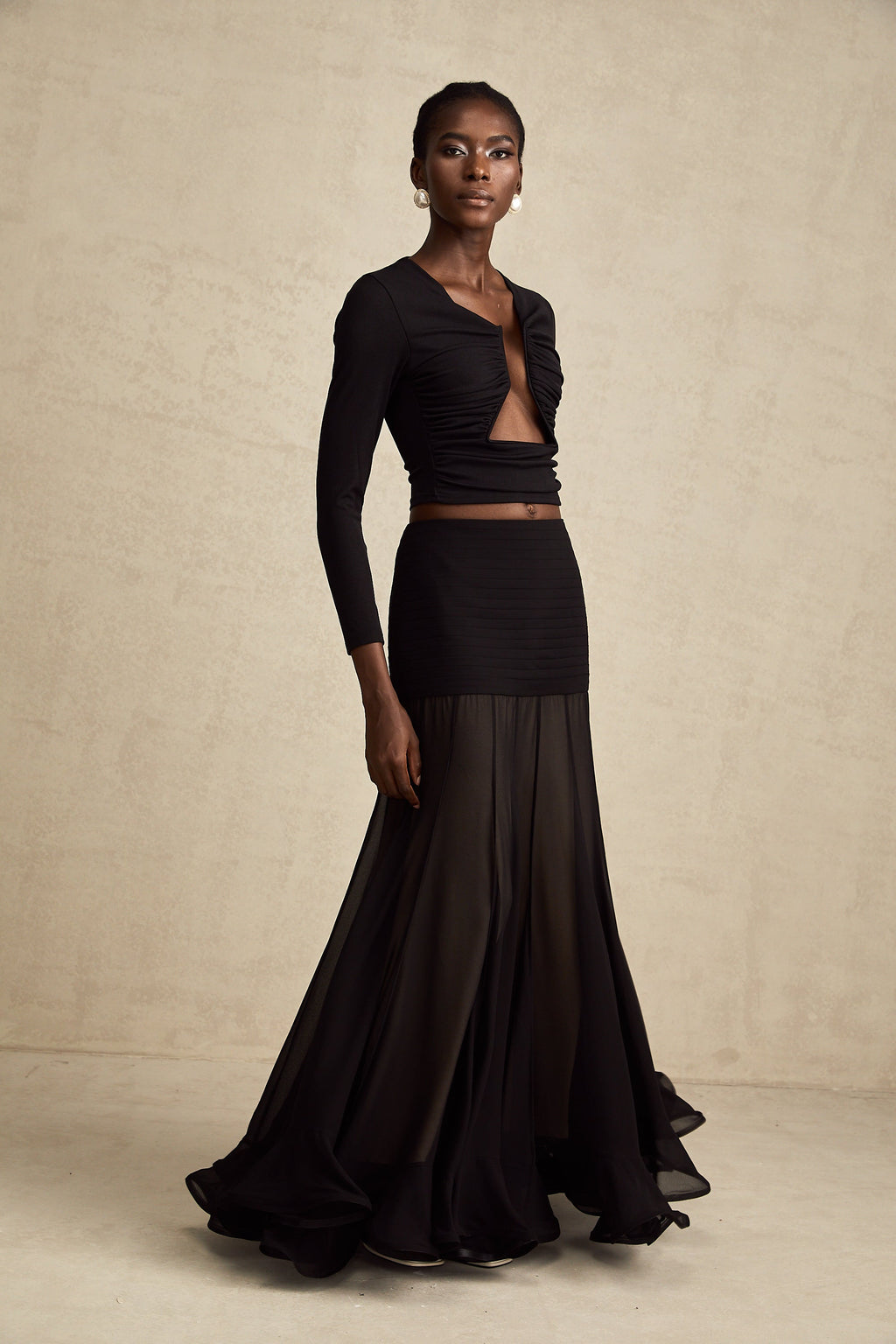 Parte superior negra Anaïs con abertura frontal y fruncido, estilo moderno y elegante para look casual o formal.