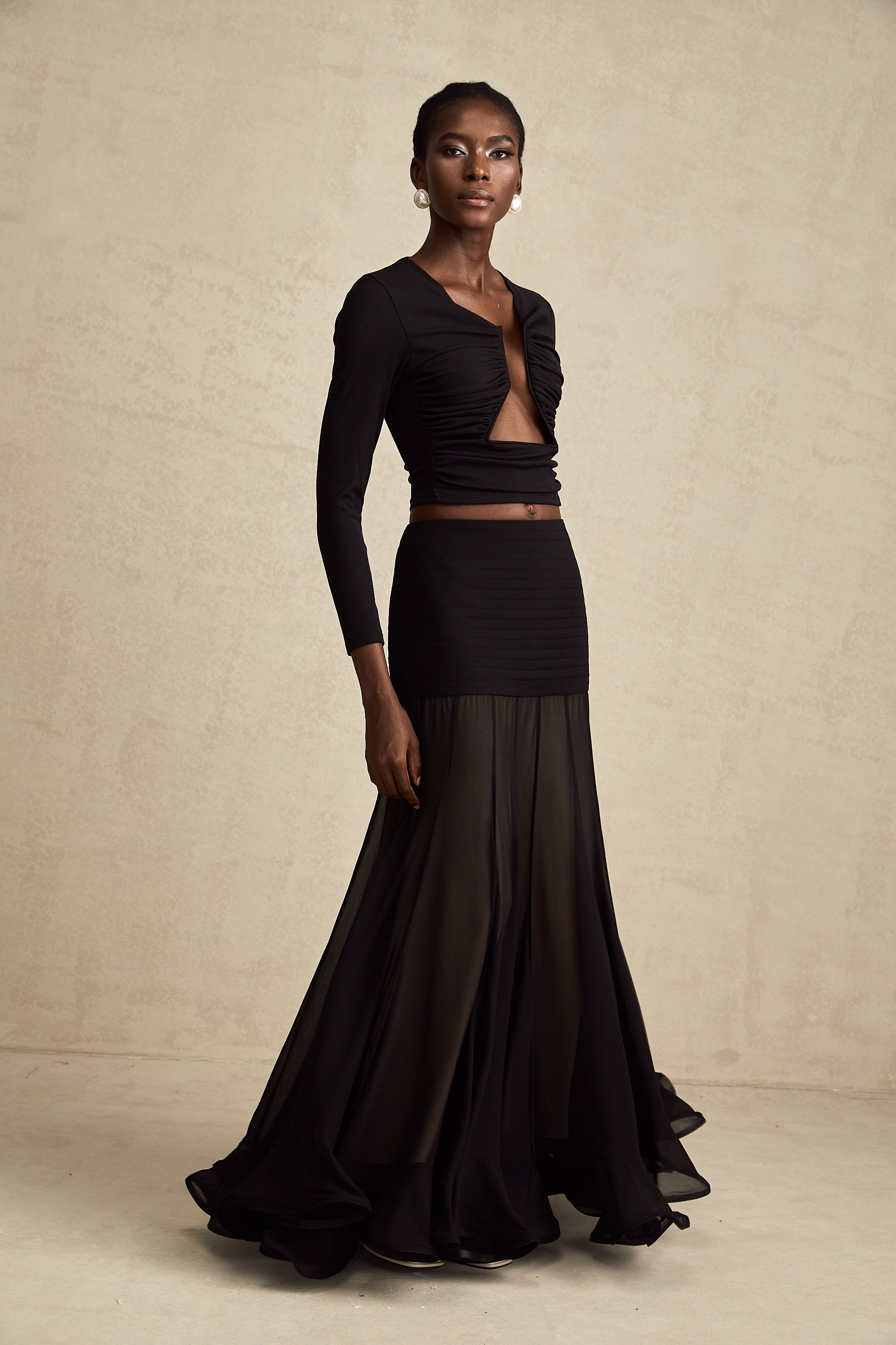 Parte superior negra Anaïs con abertura frontal y fruncido, estilo moderno y elegante para look casual o formal.