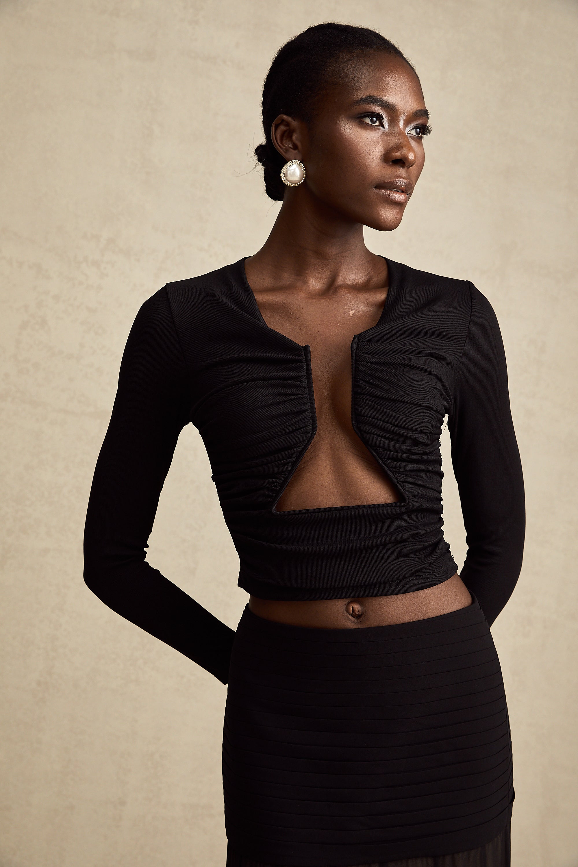 Blusa negra Anaïs de Final Sale con apertura frontal y detalles fruncidos, vista frontal sobre fondo neutro.
