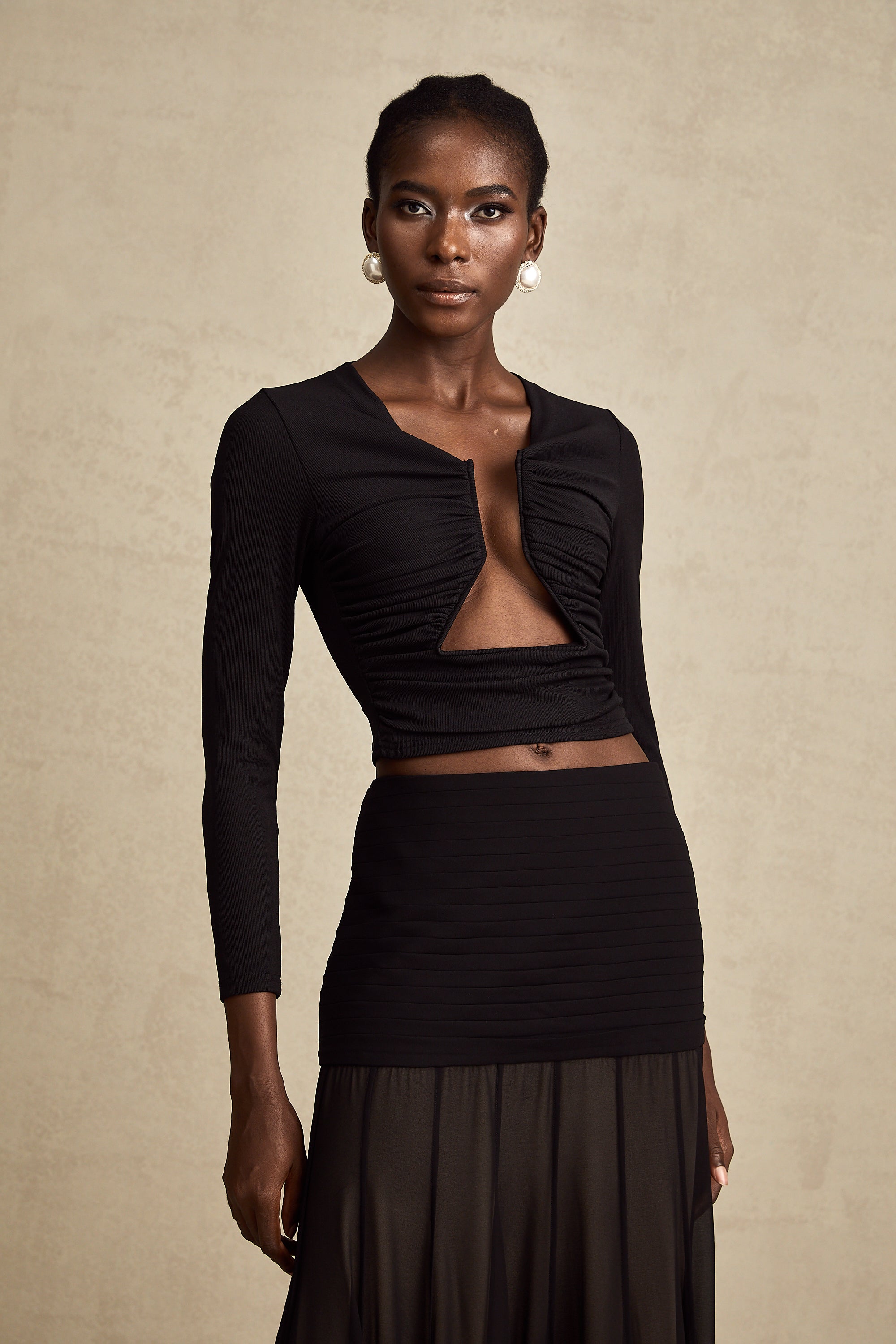 Top negro de apertura frontal y fruncido de la marca Final Sale, estilo elegante y moderno para mujer.