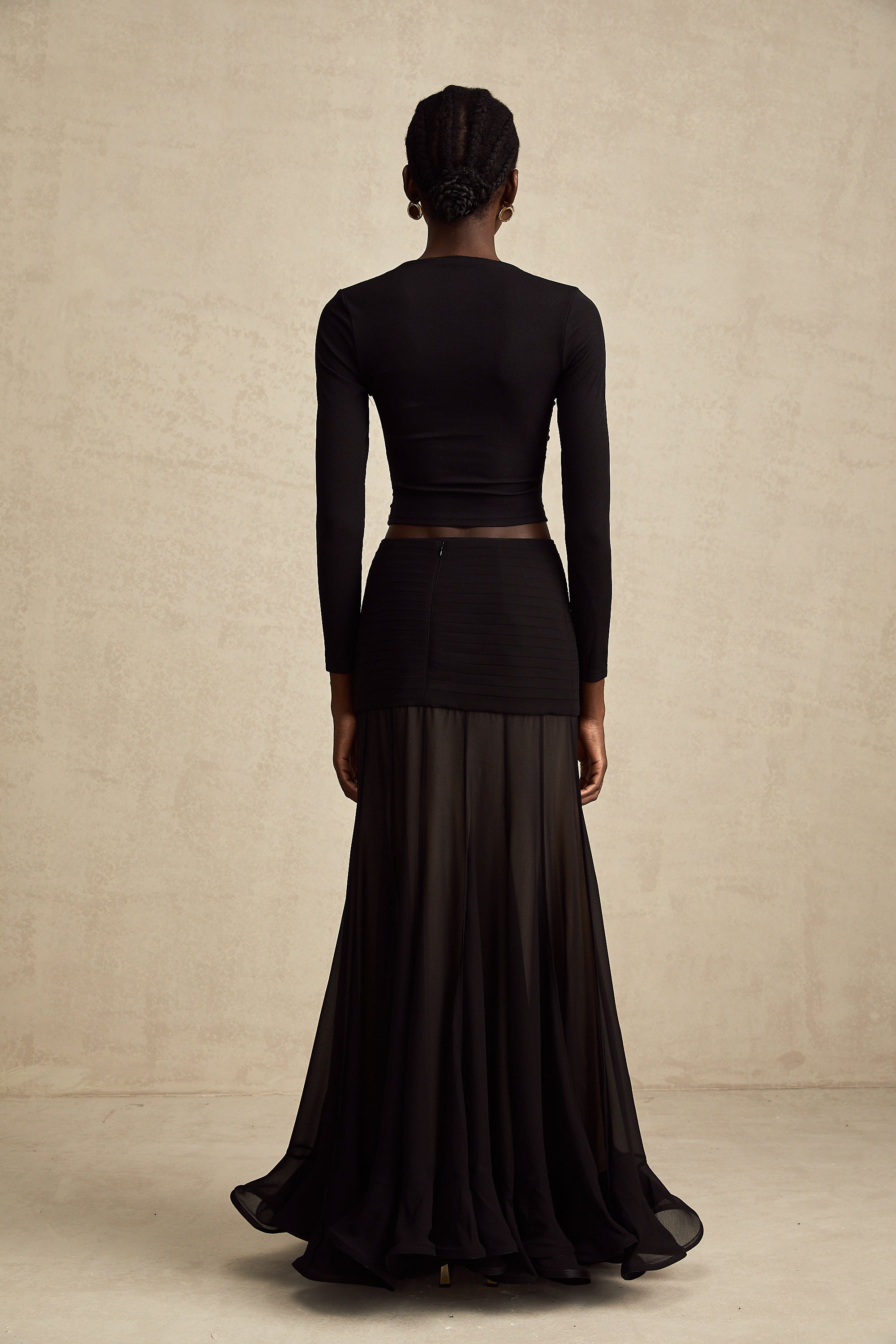 Blusa negra con abertura frontal y detalles fruncidos, de la marca Final Sale, vista en la imagen.