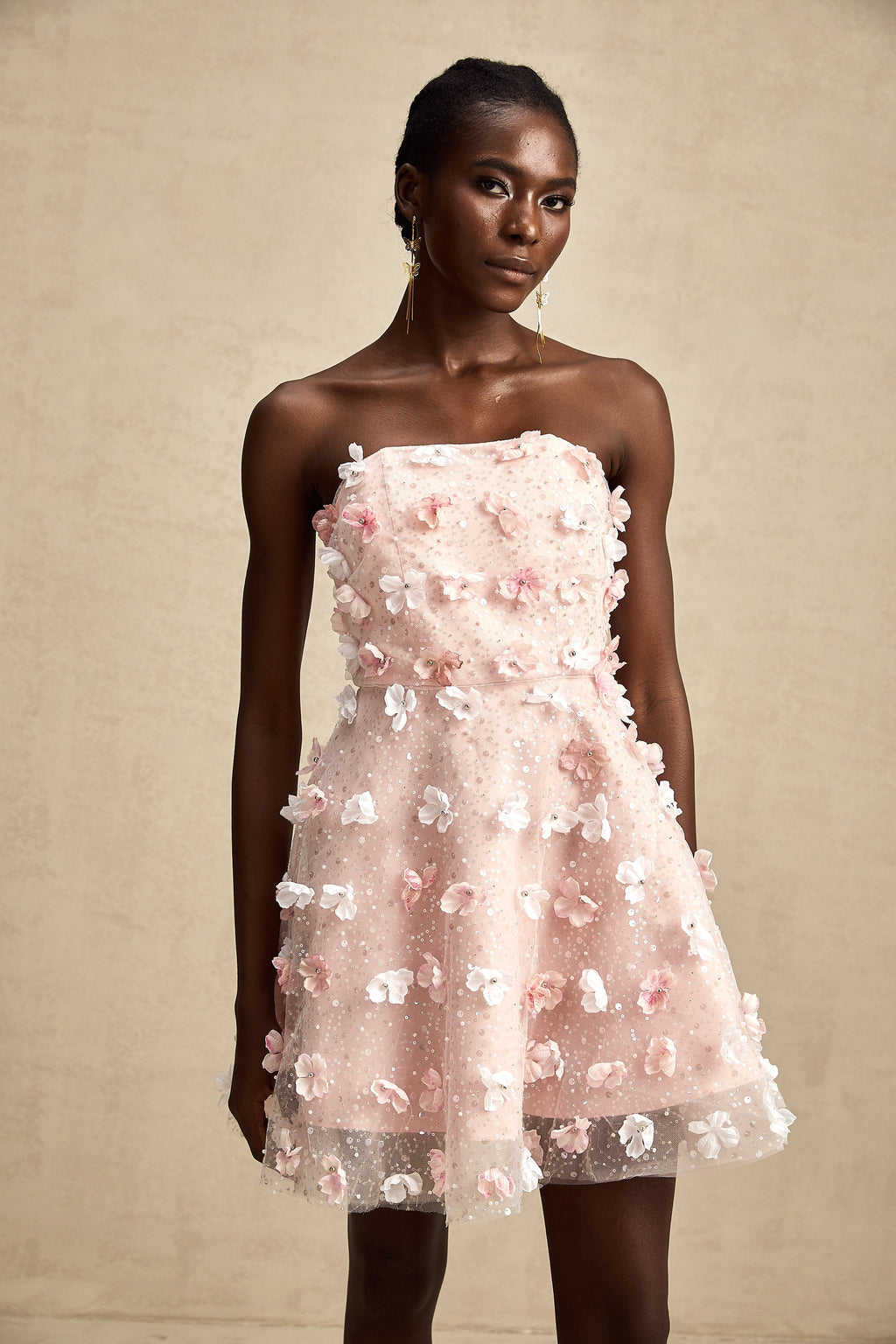 Vestido mini puffy Lilou 3D-petal de Final Sale, con diseño voluminoso y detalles en relieve en color vibrante.