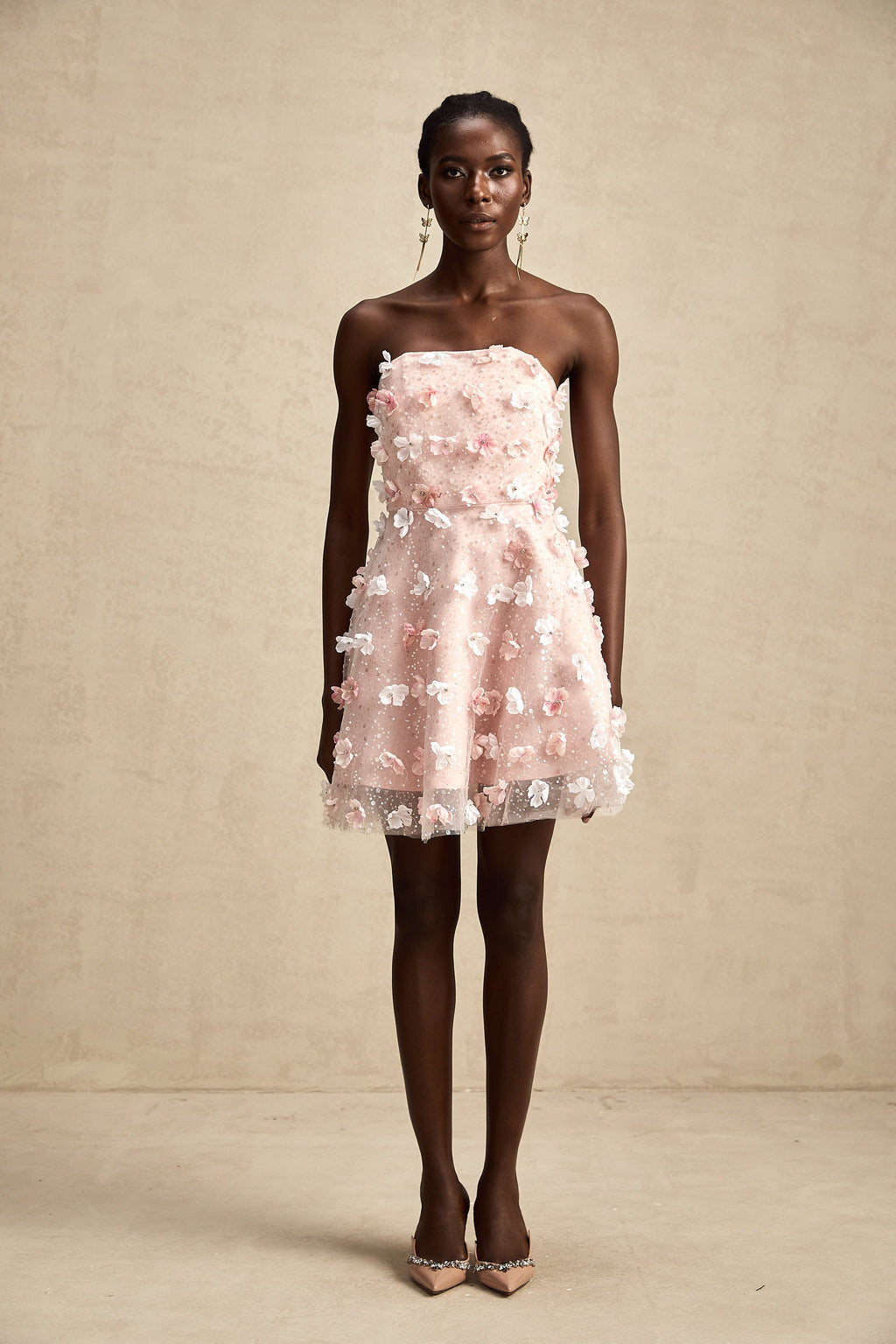 Vestido mini puffe de pétalos 3D Lilou, estilo ajustado y moderno en color vibrante, para ocasiones especiales.