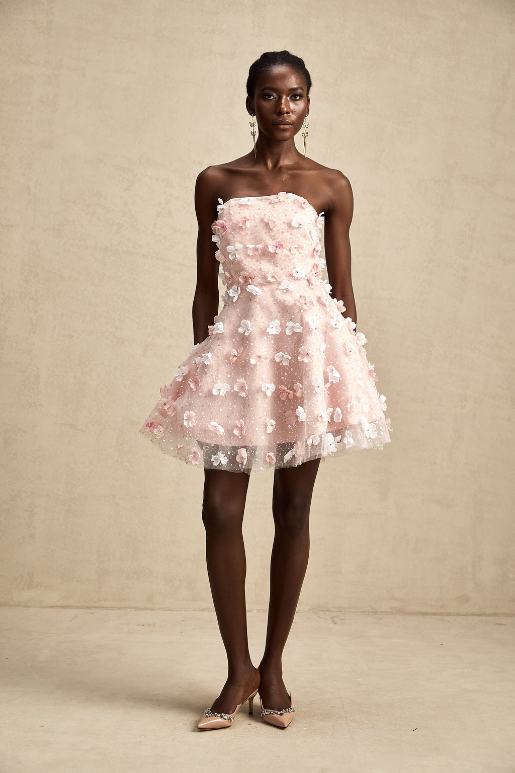 Vestido mini puffy con pétalos 3D Lilou, estilo ajustado y moderno, en color negro para mujer, con detalles elegantes y llamativos.