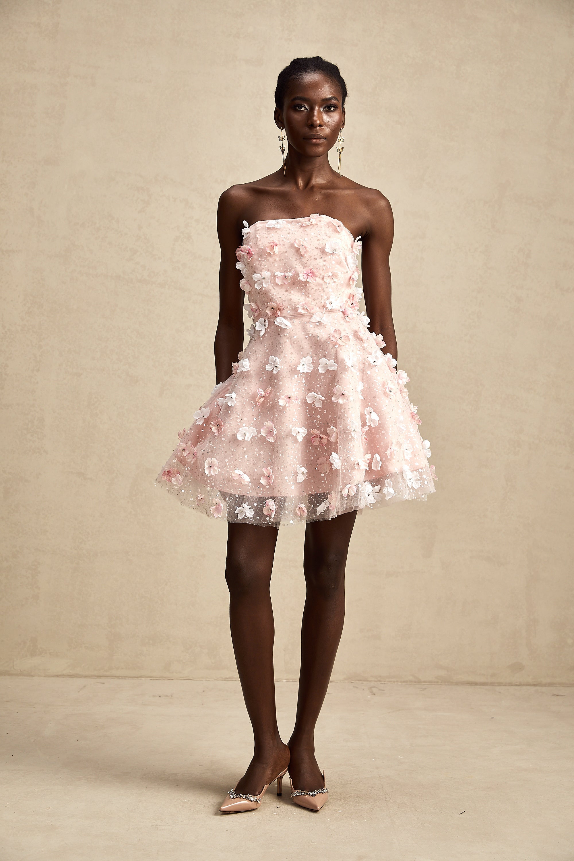 Vestido mini puffy con pétalos 3D Lilou, estilo ajustado y moderno, en color negro para mujer, con detalles elegantes y llamativos.