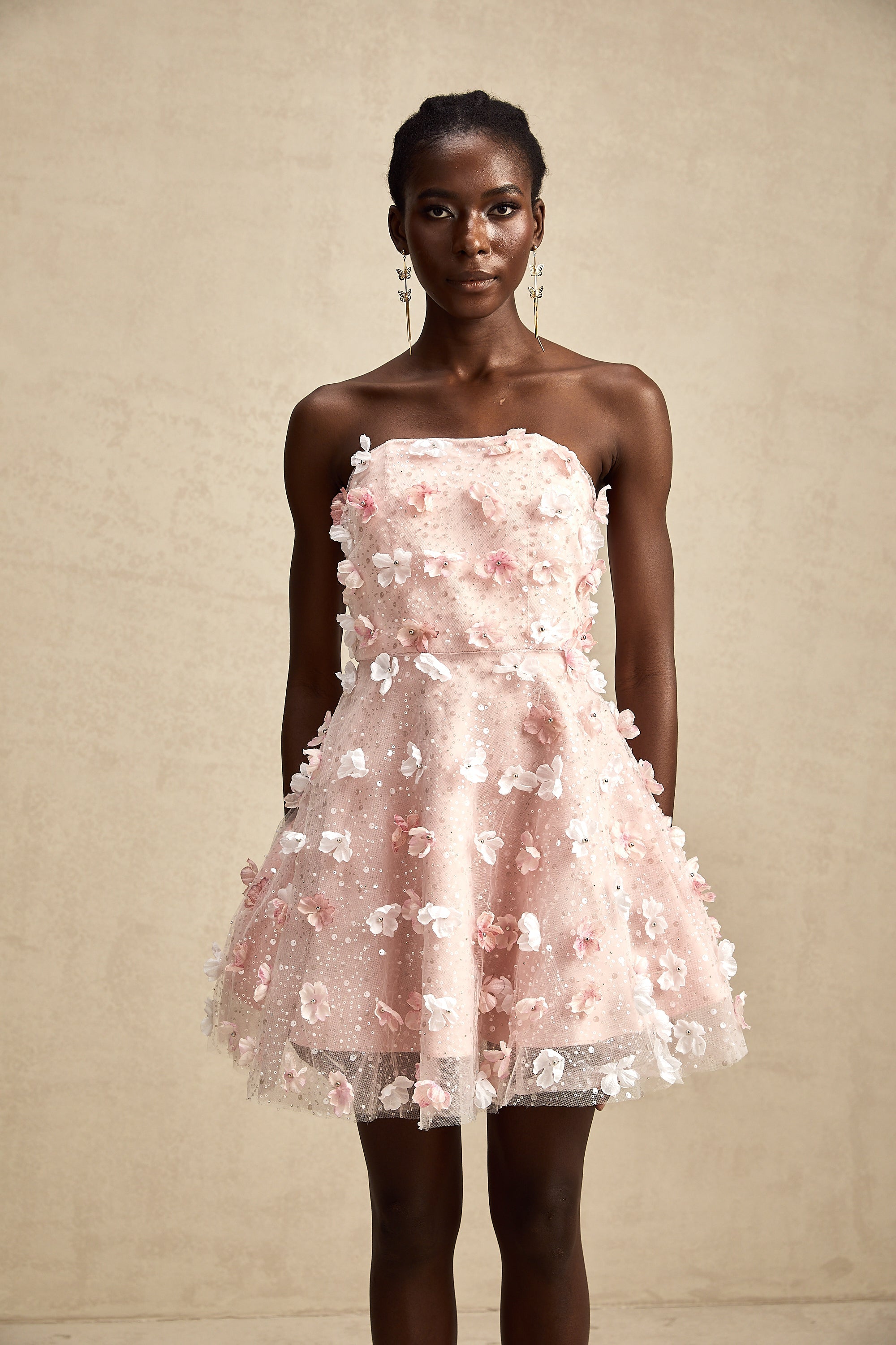 Vestido mini con pétalos 3D y volumen de la marca Final Sale, en color puffy, diseño moderno y elegante.