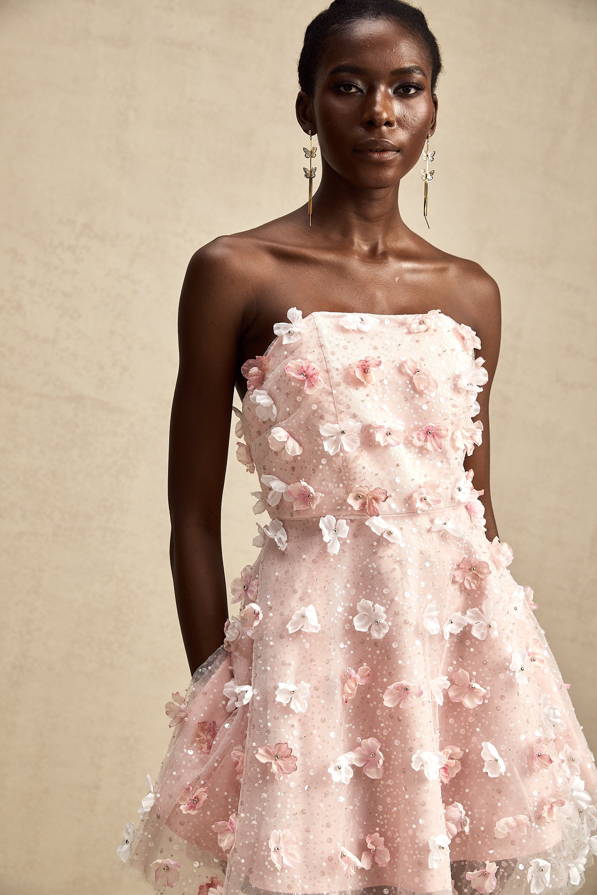 Vestido mini puffe Lilou 3D-petal de Final Sale, estilo elegante con detalles en relieve y corte ajustado.
