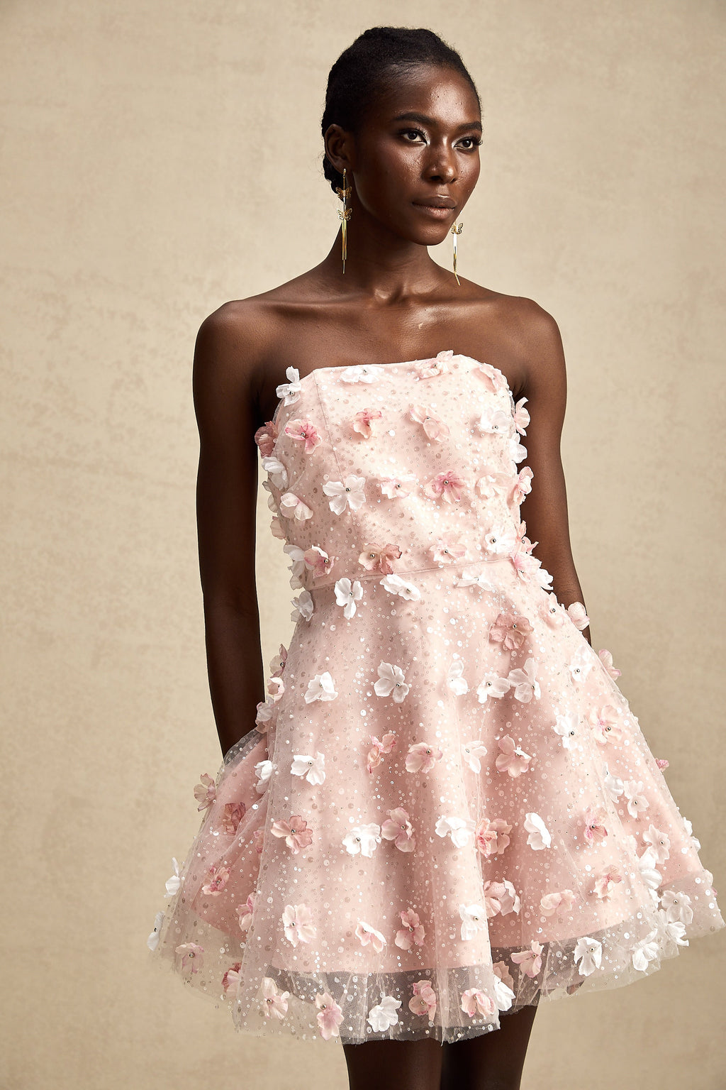 Vestido mini puffy con pétalos 3D de Final Sale, diseño elegante y moderno para ocasiones especiales.