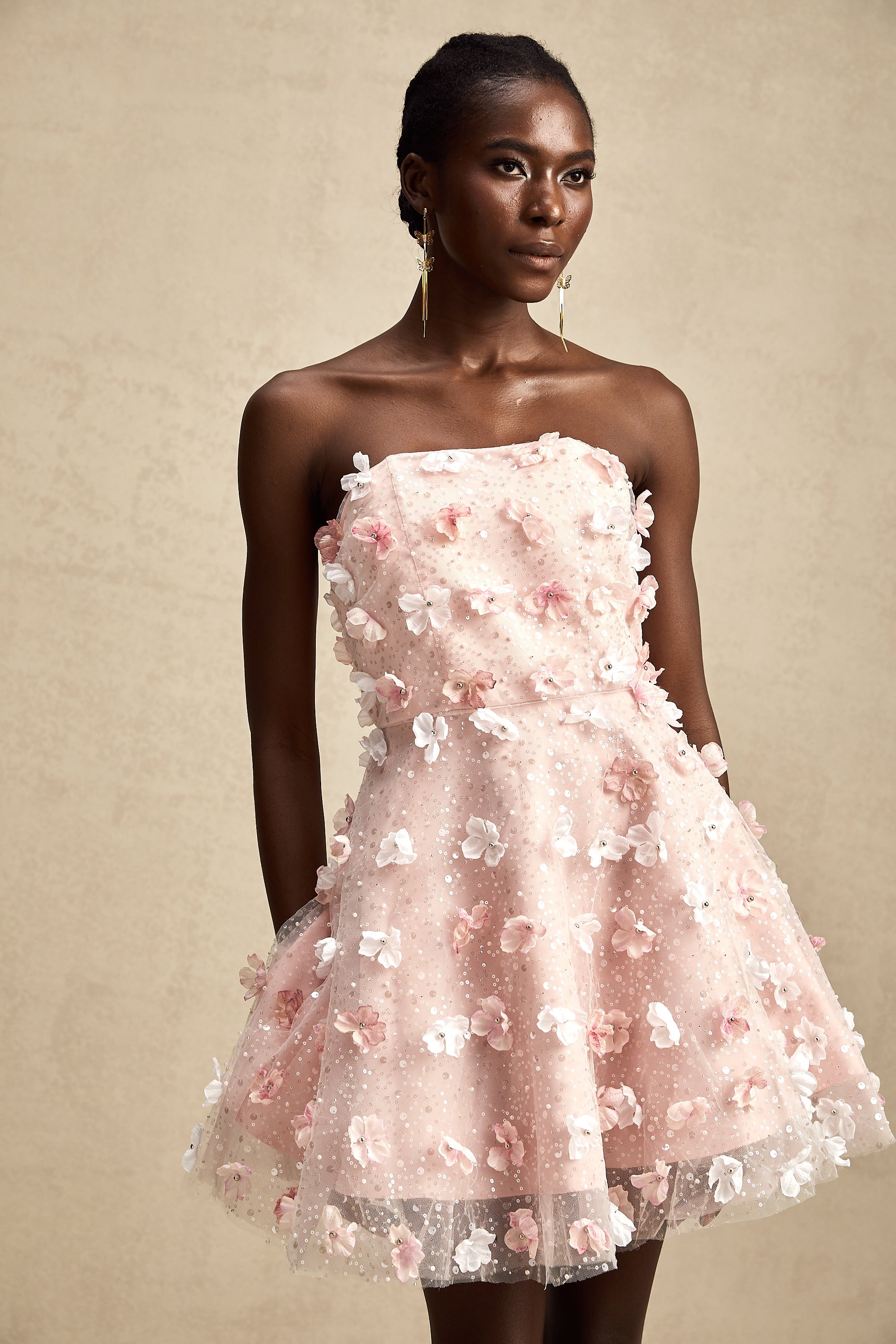 Vestido mini puffy con pétalos 3D de Final Sale, diseño elegante y moderno para ocasiones especiales.