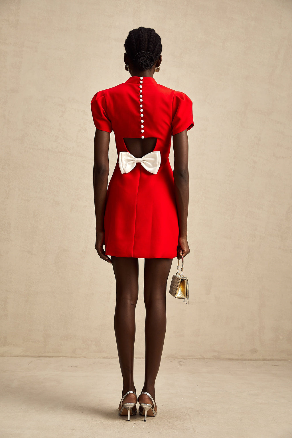 Vestido mini rojo con mangas de pétalos, nudo en la cintura y corte en los hombros, de la marca Final Sale.