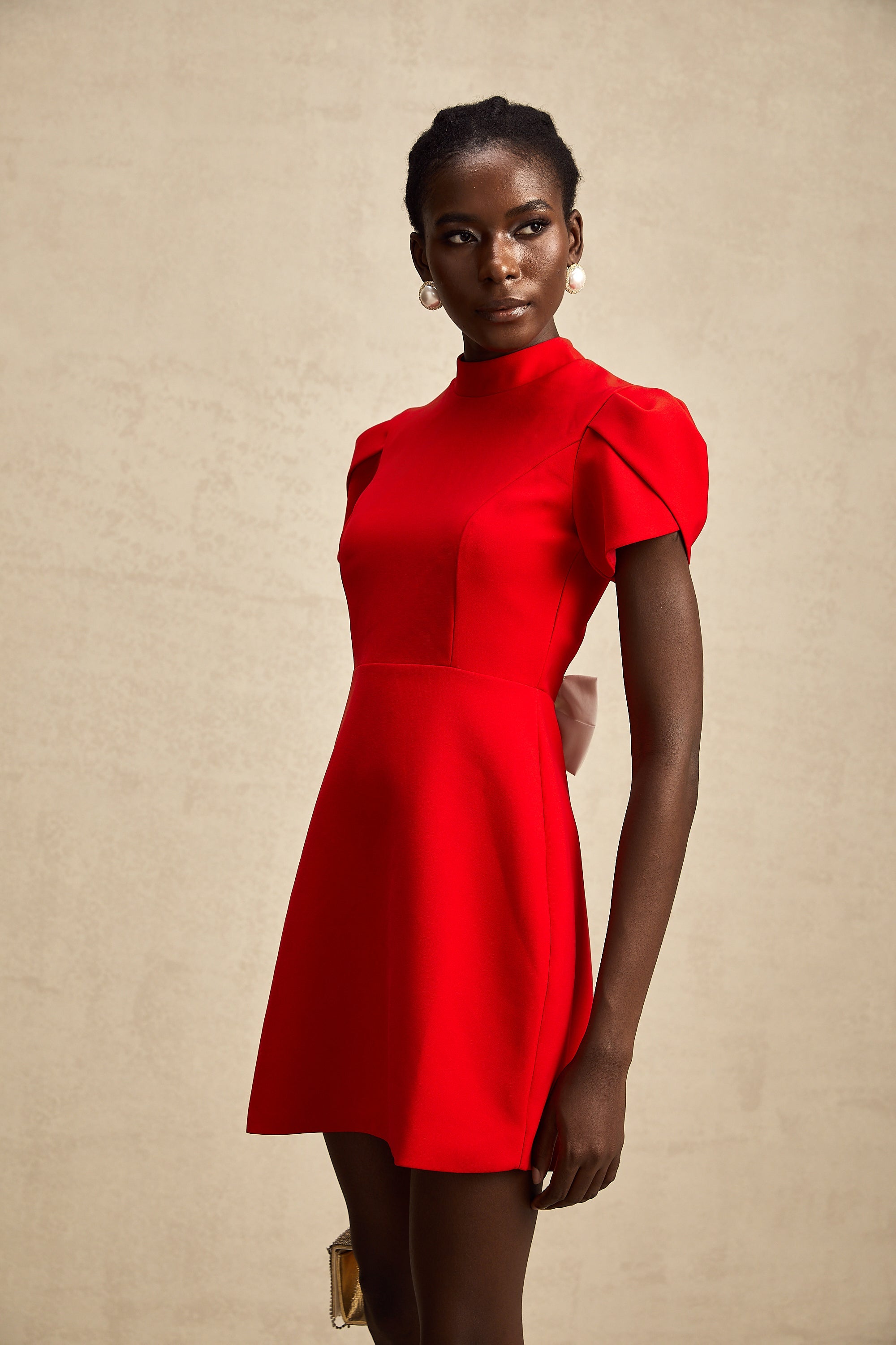 Vestido mini rojo de Final Sale con mangas de pétalos y lazo en el escote, diseño moderno y elegante para ocasiones especiales.