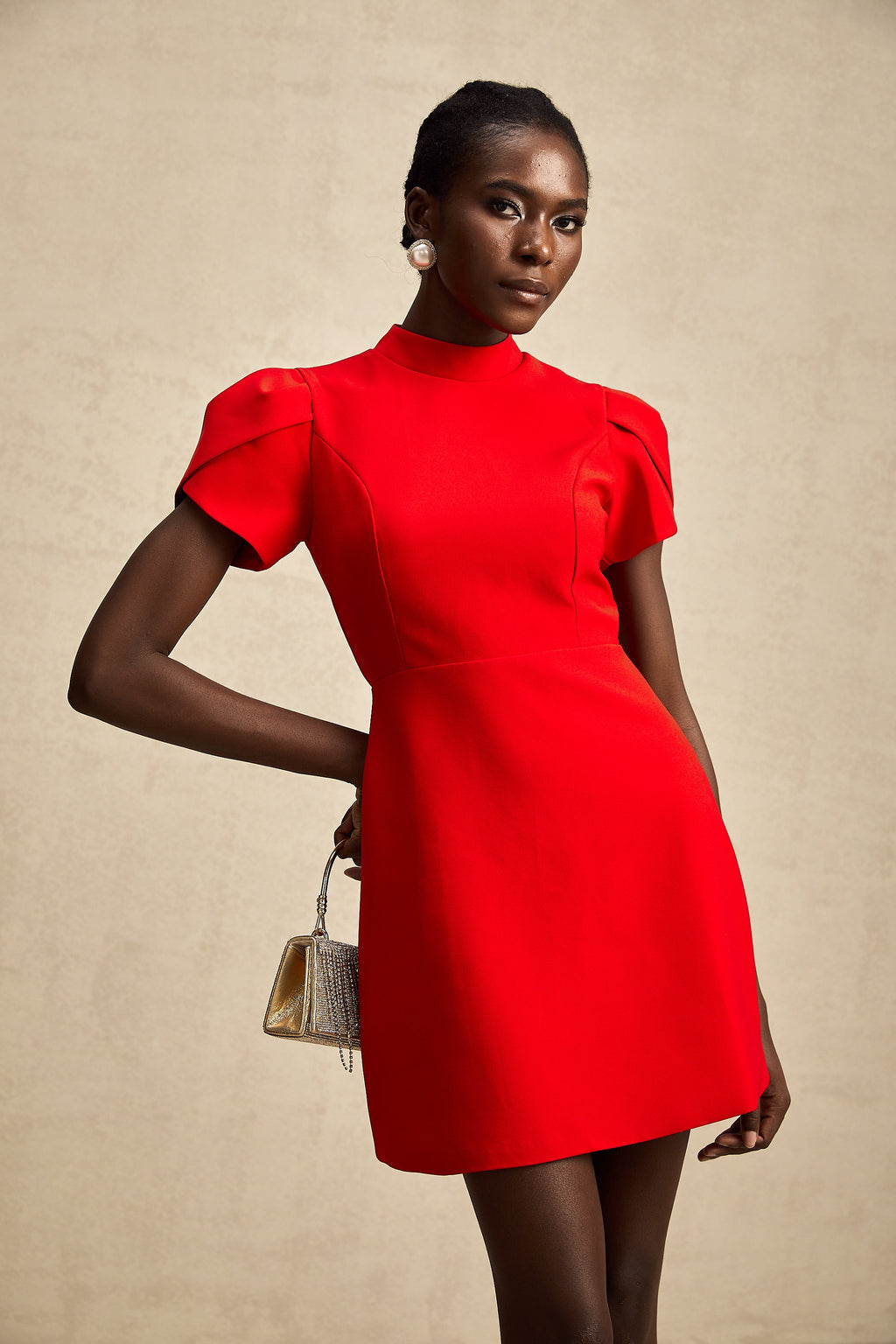 Vestido mini rojo con mangas tipo pétalo y lazo en el escote, de la marca Final Sale, para mujer, vista de frente.