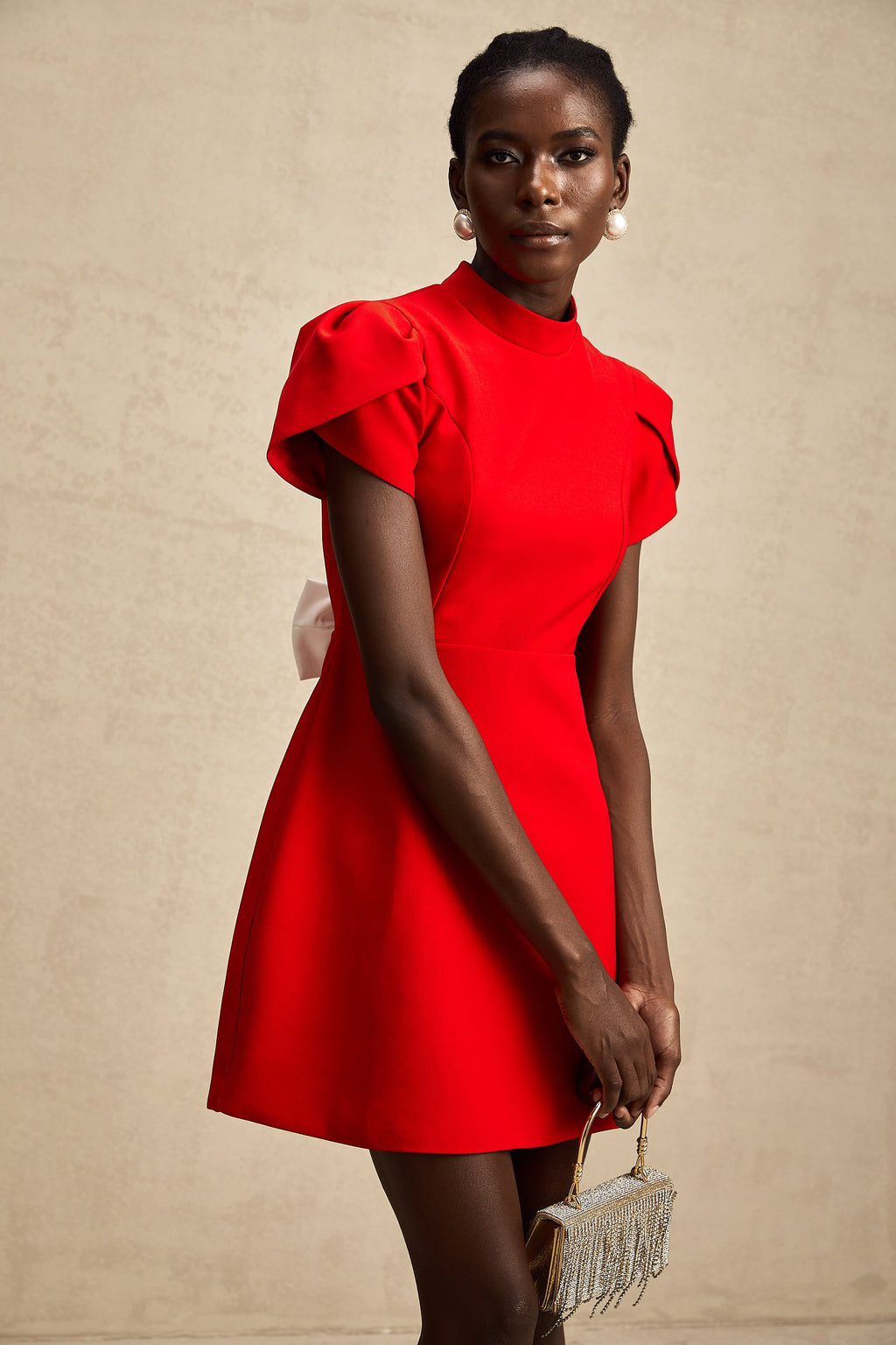 Vestido mini rojo con mangas de pétalo y lazo en el escote, de la marca Final Sale, para ocasiones elegantes.